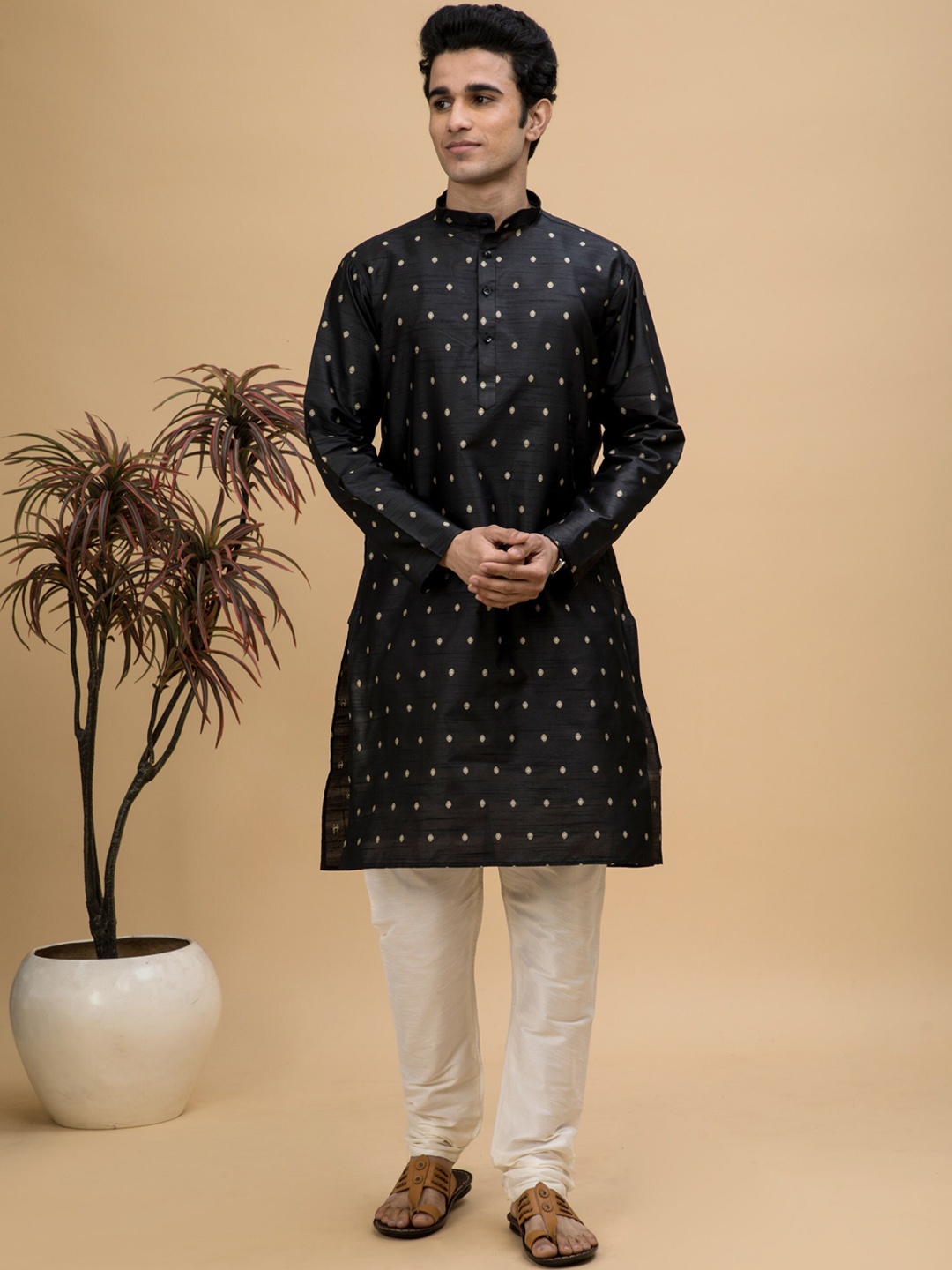 

NEUDIS Men Ethnic Motifs Printed Kurta with Churidar, Black