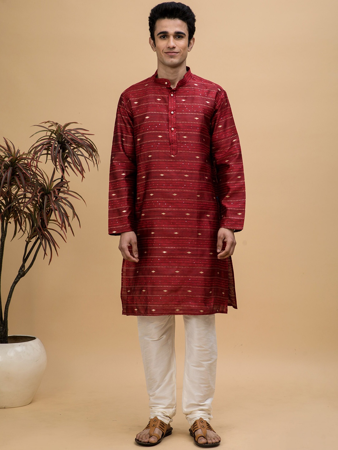 

NEUDIS Men Ethnic Motifs Woven Design Kurta with Churidar, Maroon