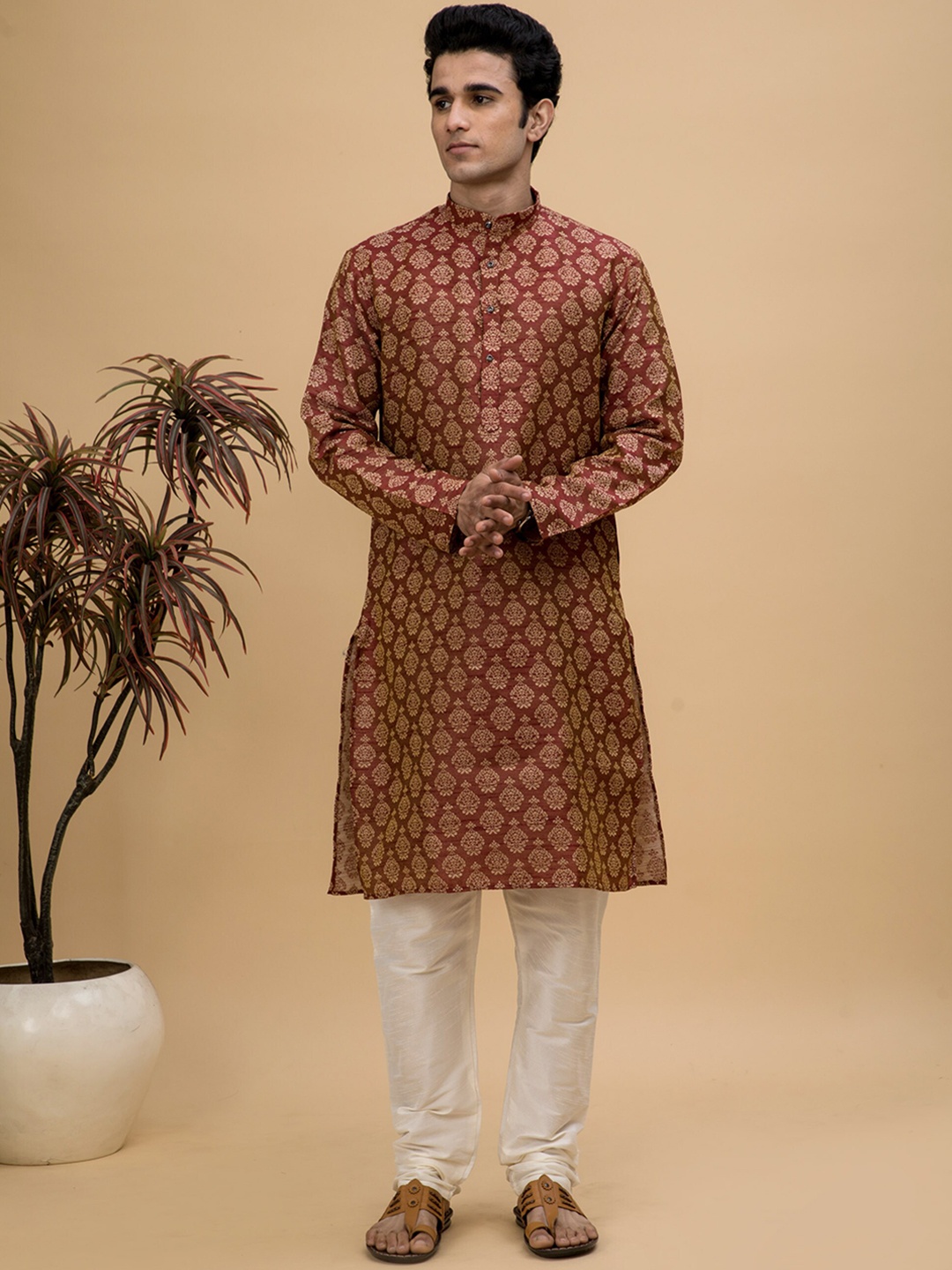 

NEUDIS Men Ethnic Motifs Woven design Pure Cotton Kurta with Churidar, Maroon