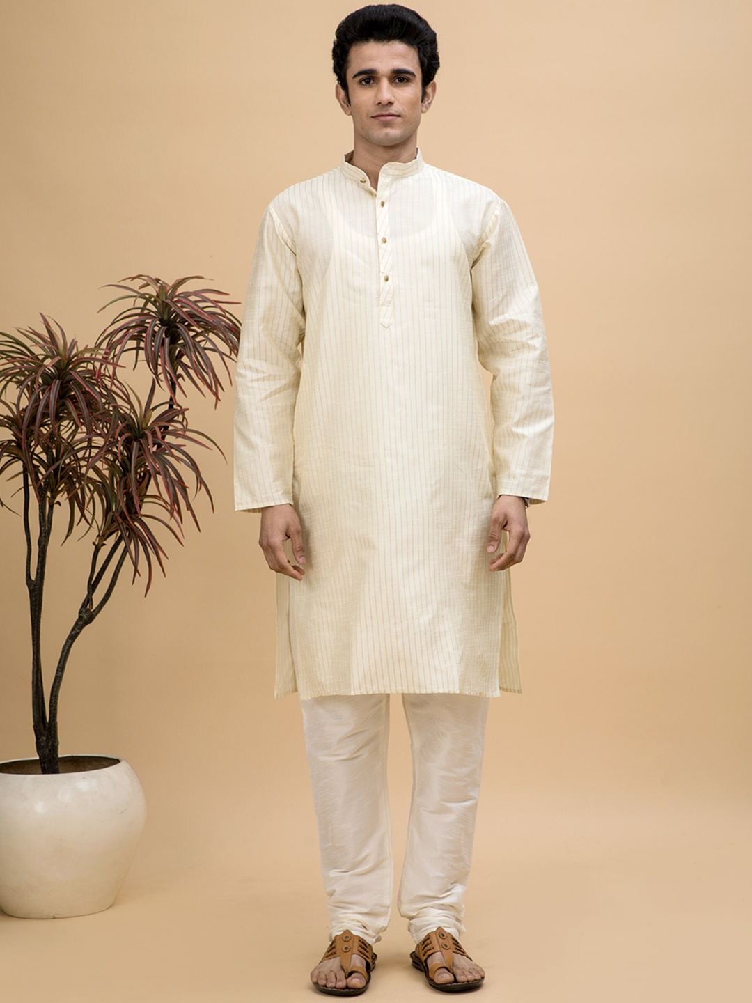 

NEUDIS Men Striped Kurta With Churidar, Off white