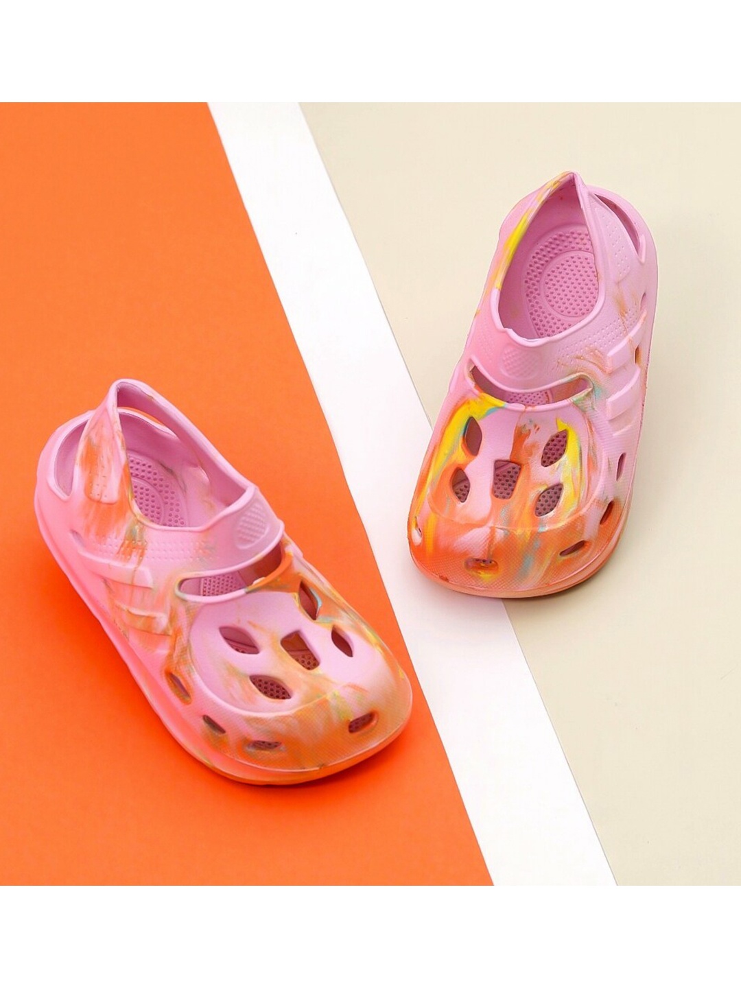 

Yellow Bee Girls Rubber Clogs, Pink