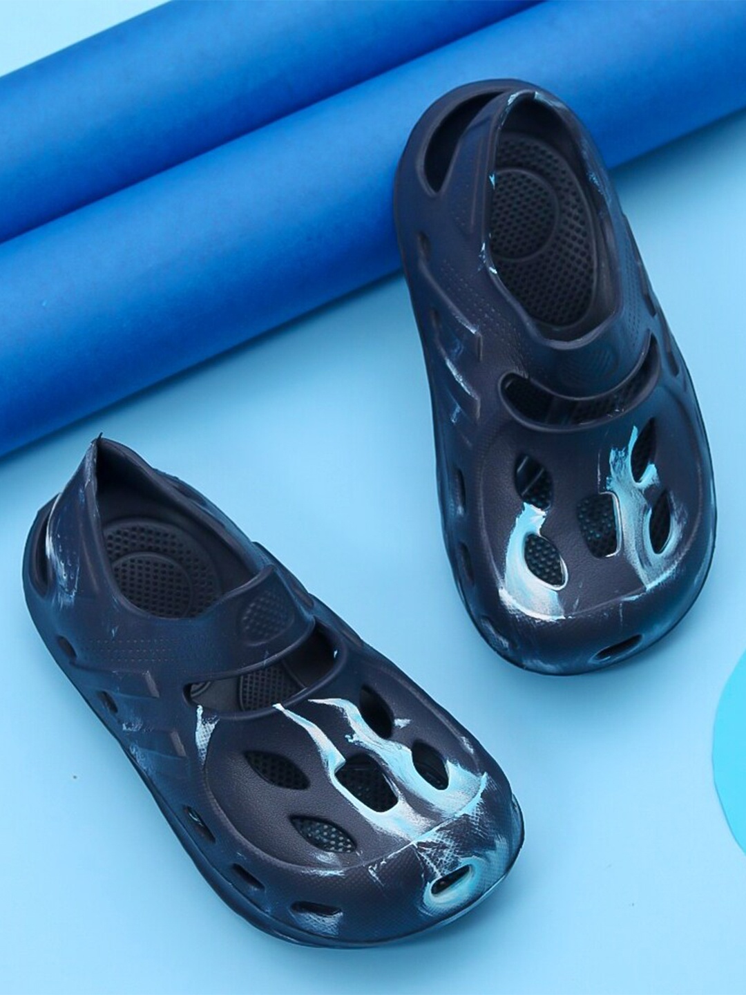 Yellow Bee Boys Slip On Clogs, Navy blue