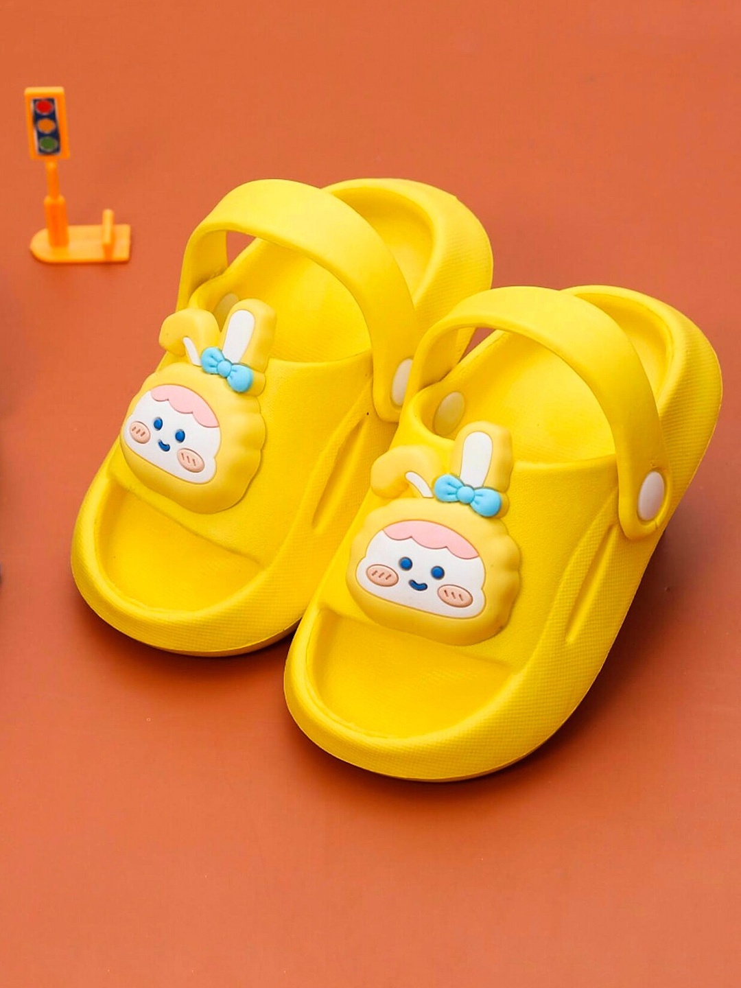 

Yellow Bee Girls Printed Rubber Slip-On