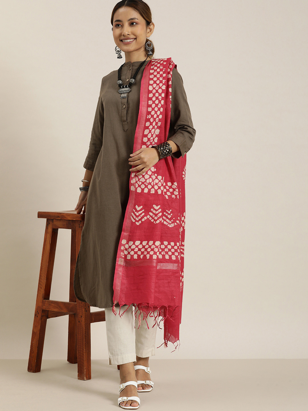 

Taavi Ethnic Motifs Dyed Pure Cotton Batik Bhagalpuri Handloom Dupatta, Pink