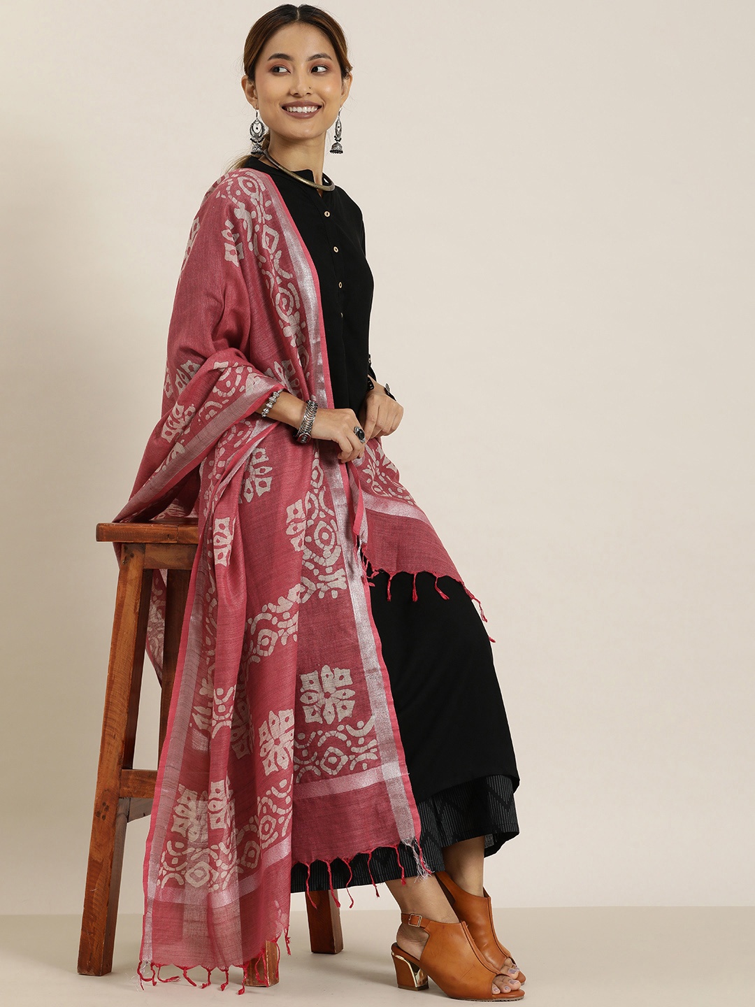 

Taavi Ethnic Motifs Dyed Pure Cotton Batik Bhagalpuri Handloom Dupatta, Red