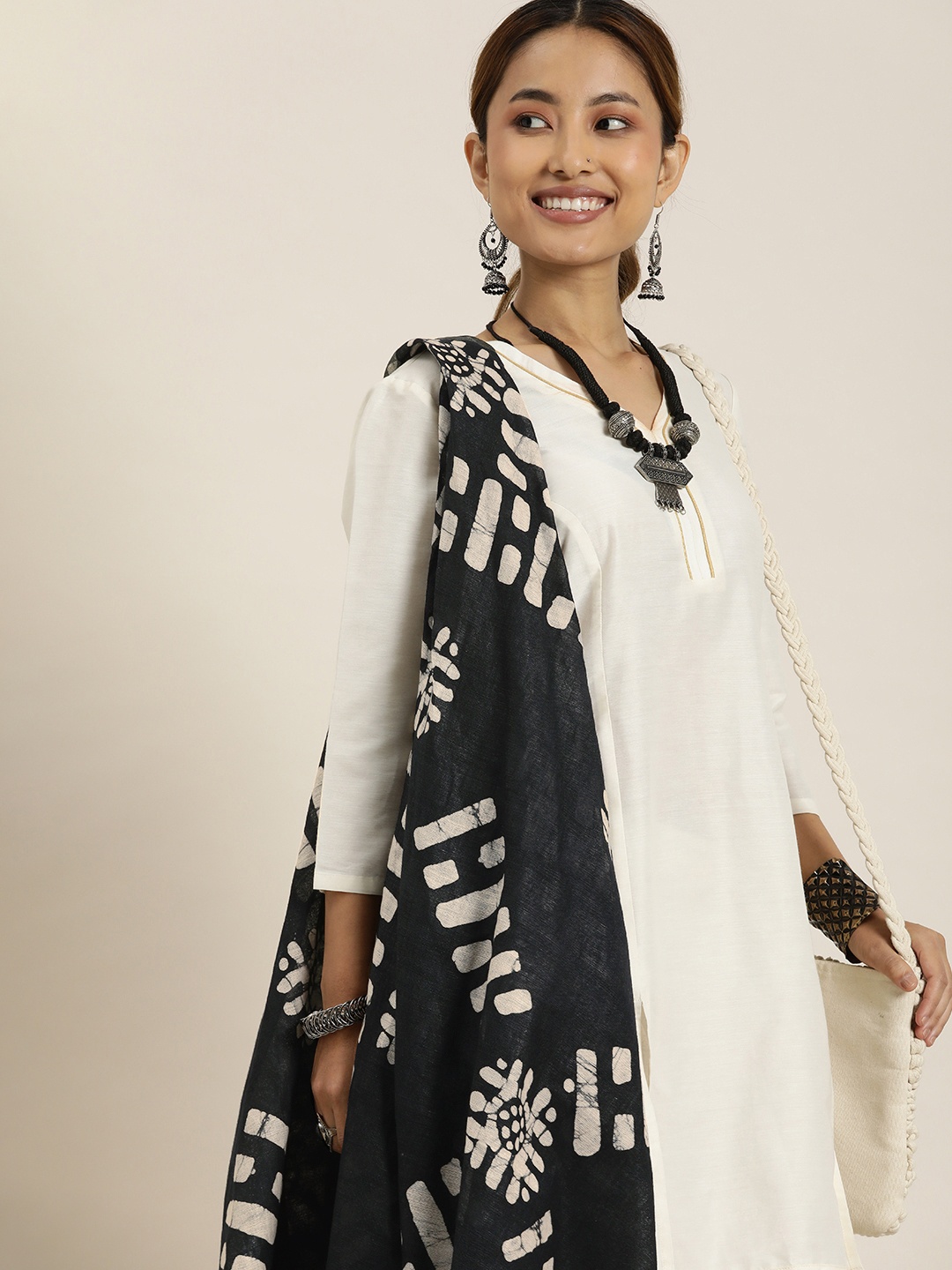 

Taavi Ethnic Motifs Dyed Pure Cotton Batik Bhagalpuri Handloom Dupatta, Black