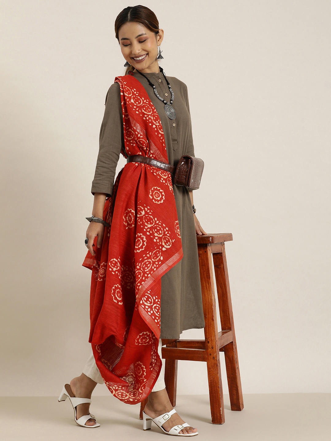

Taavi Ethnic Motifs Dyed Pure Cotton Batik Bhagalpuri Handloom Dupatta, Red