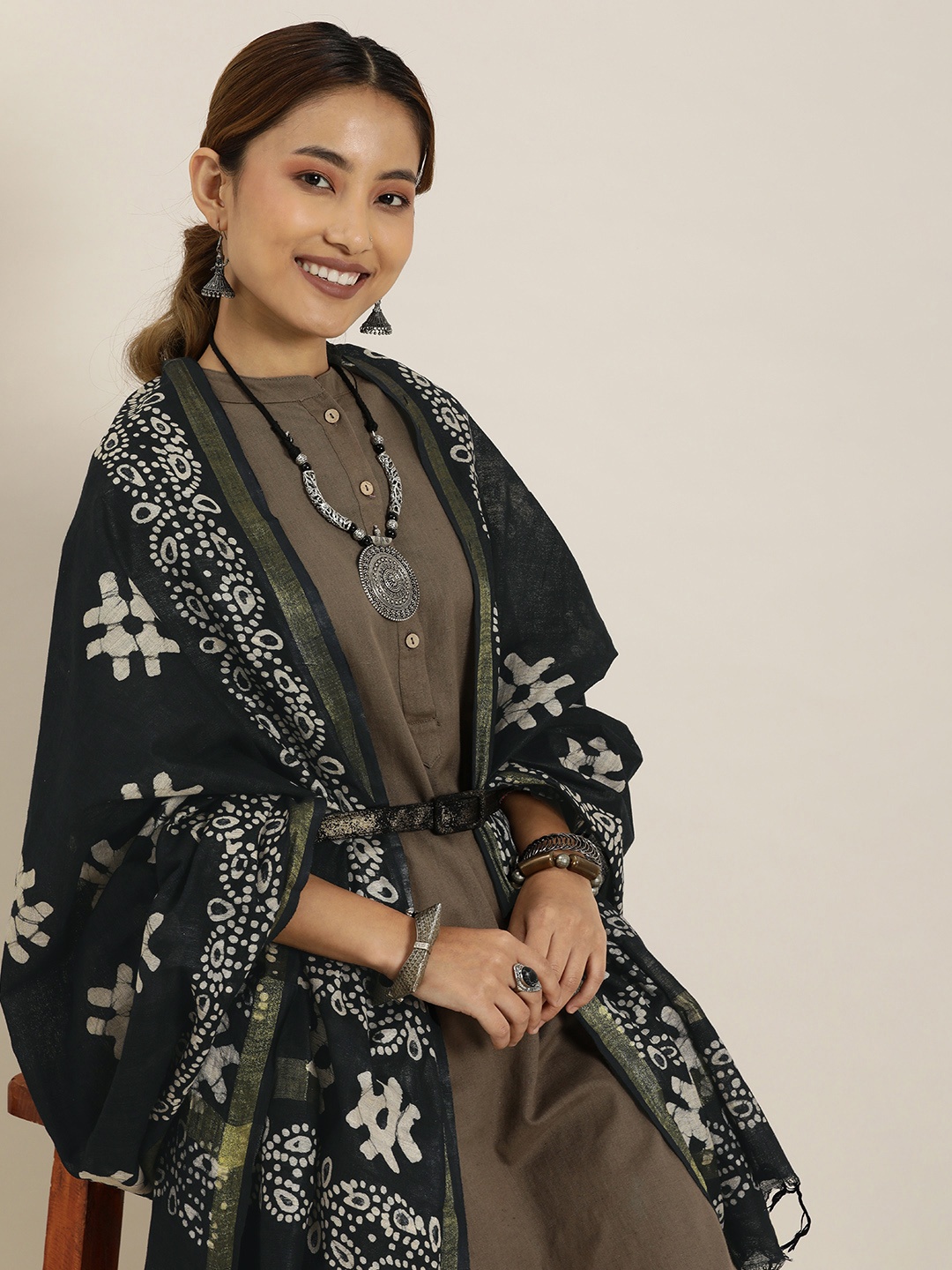 

Taavi Ethnic Motifs Dyed Pure Cotton Batik Bhagalpuri Handloom Dupatta, Black