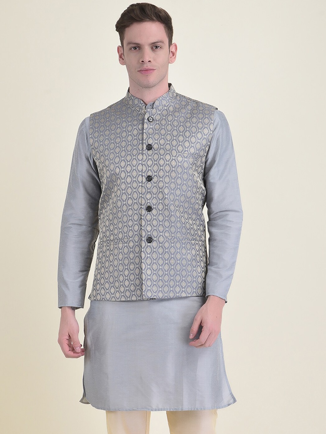 

DEYANN Men Kurta with Trousers With Nehru Jacket, Silver