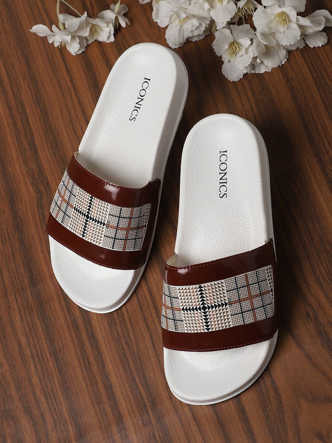 

ICONICS Women Printed Open Toe Sliders, Brown