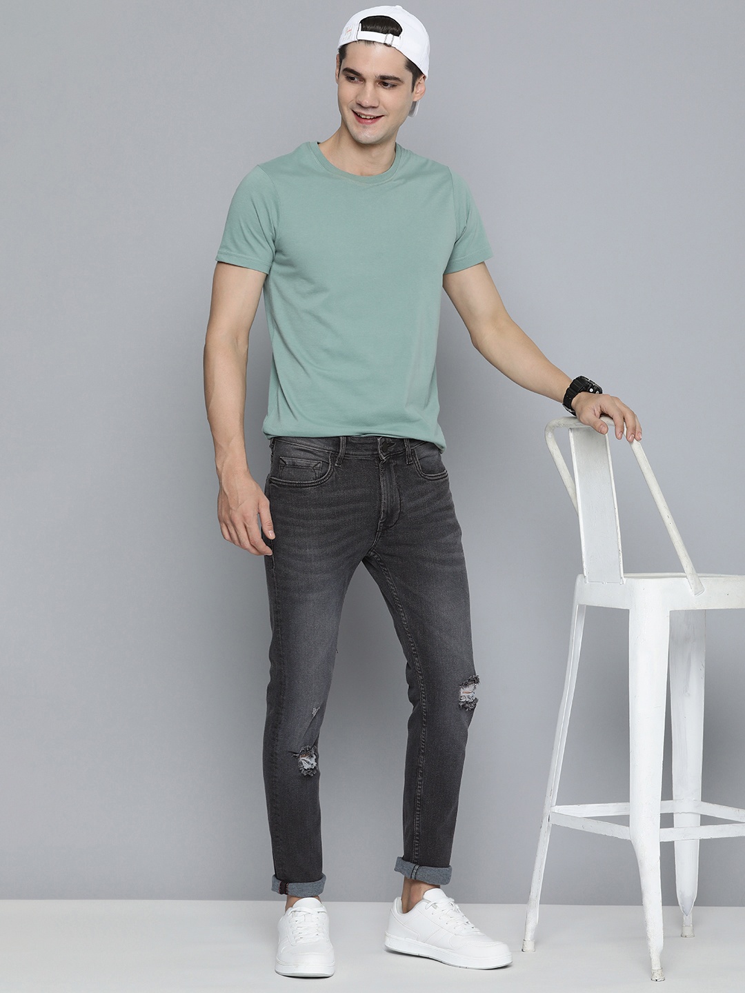 

HERE&NOW Men Skinny Fit Mildly Distressed Light Fade Stretchable Jeans, Black