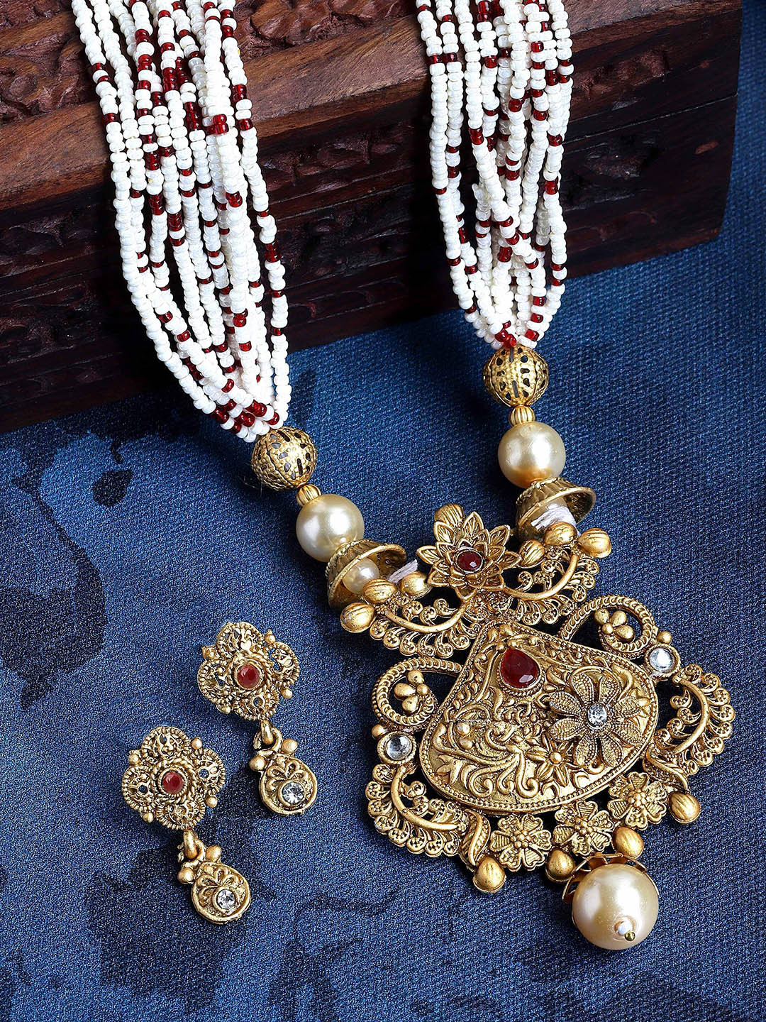 

KARATCART Gold-Plated Kundan-Studded Beaded Jewellery Set, White