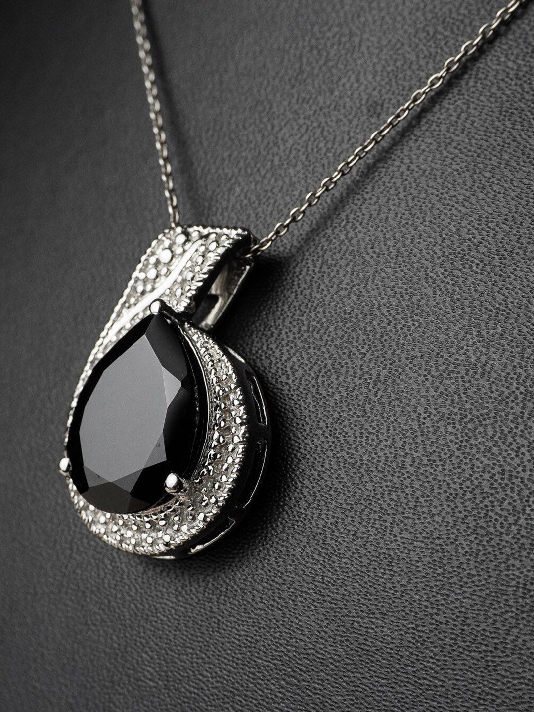 

HIFLYER JEWELS Silver-Plated 925 Sterling Silver Stone-Studded Pendant, Black