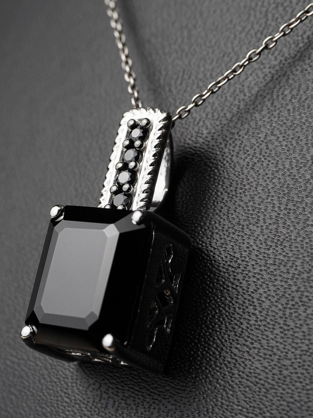 

HIFLYER JEWELS Silver-Plated 925 Sterling Silver Stone-Studded Pendant, Black