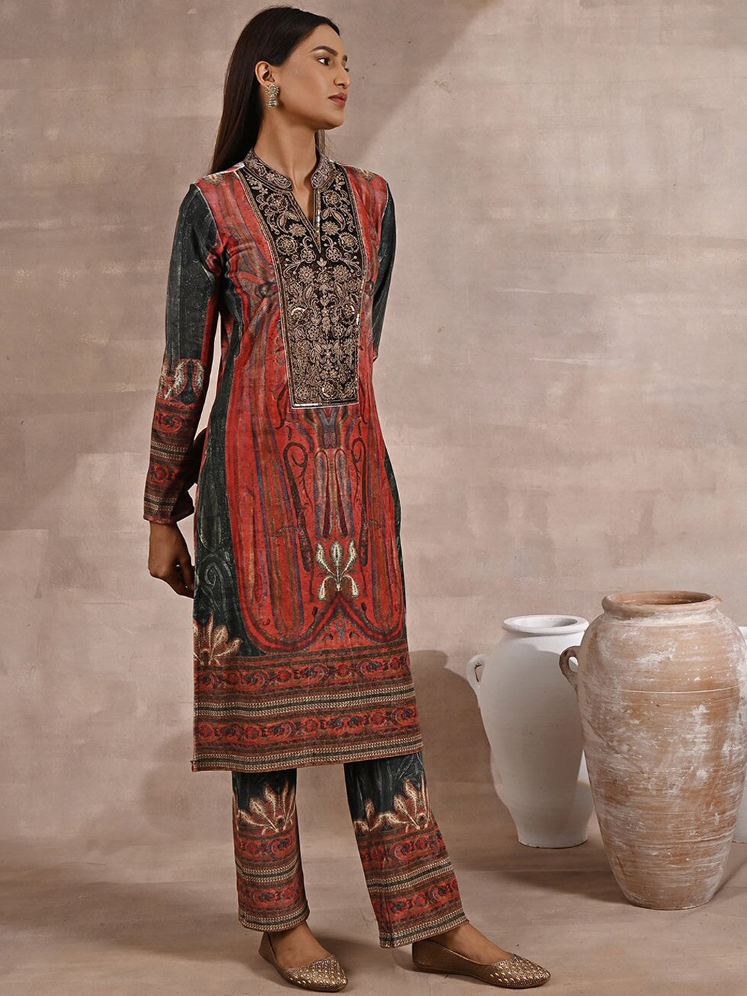 

Lakshita Women Ethnic Motifs Printed Sequinned Velvet Kurta With Trousers, Green