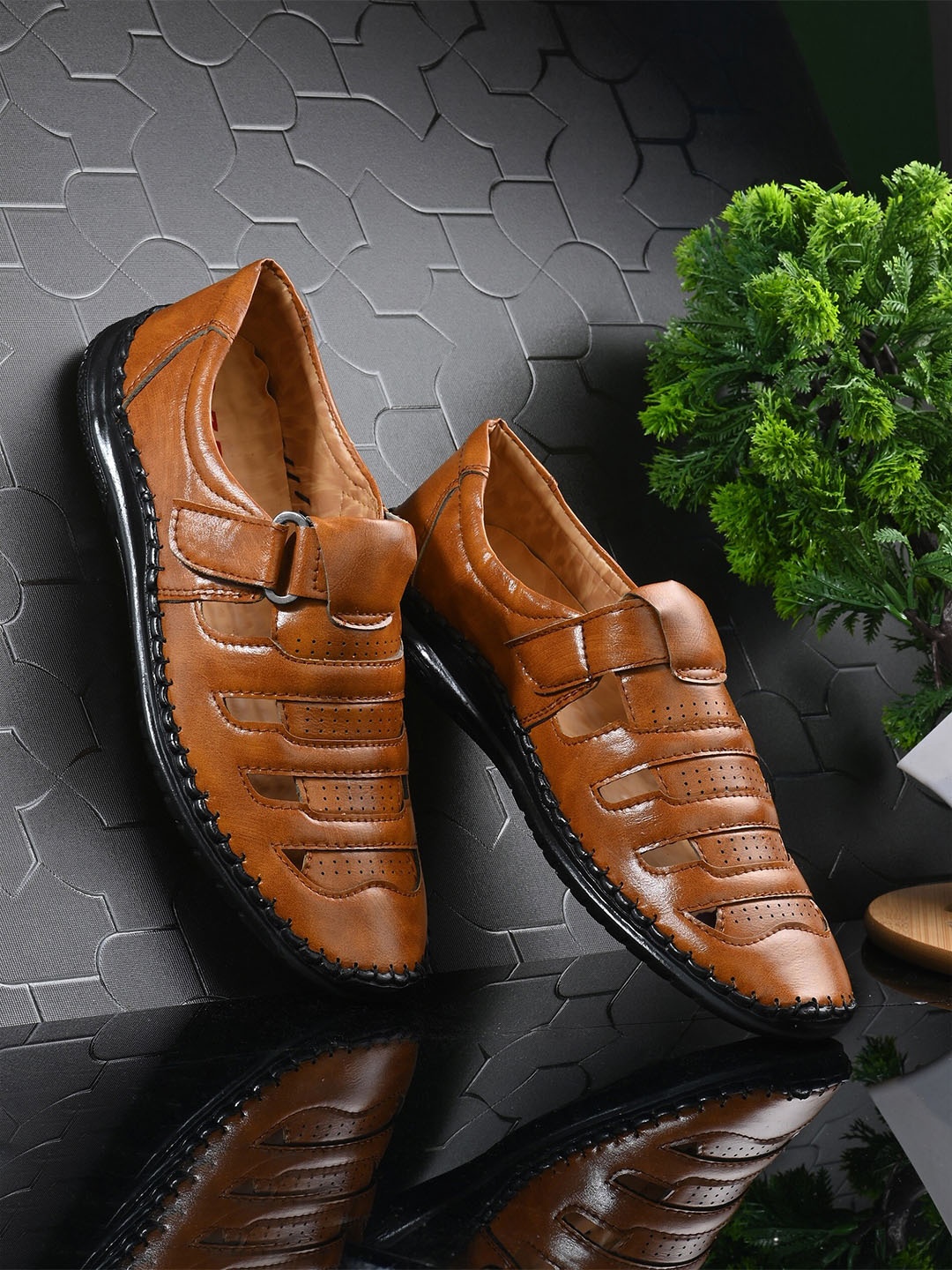 

ZEBX Men Velcro Shoe-Style Sandals, Tan