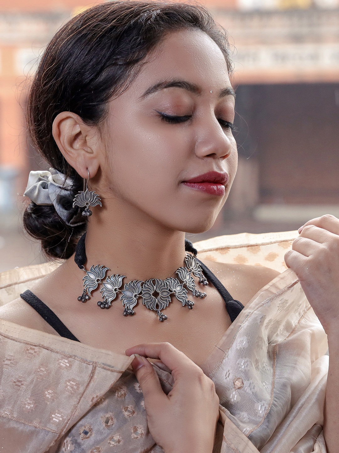 

Ozanoo Brass Brass-Plated Choker Necklace & Earrings Set, Silver