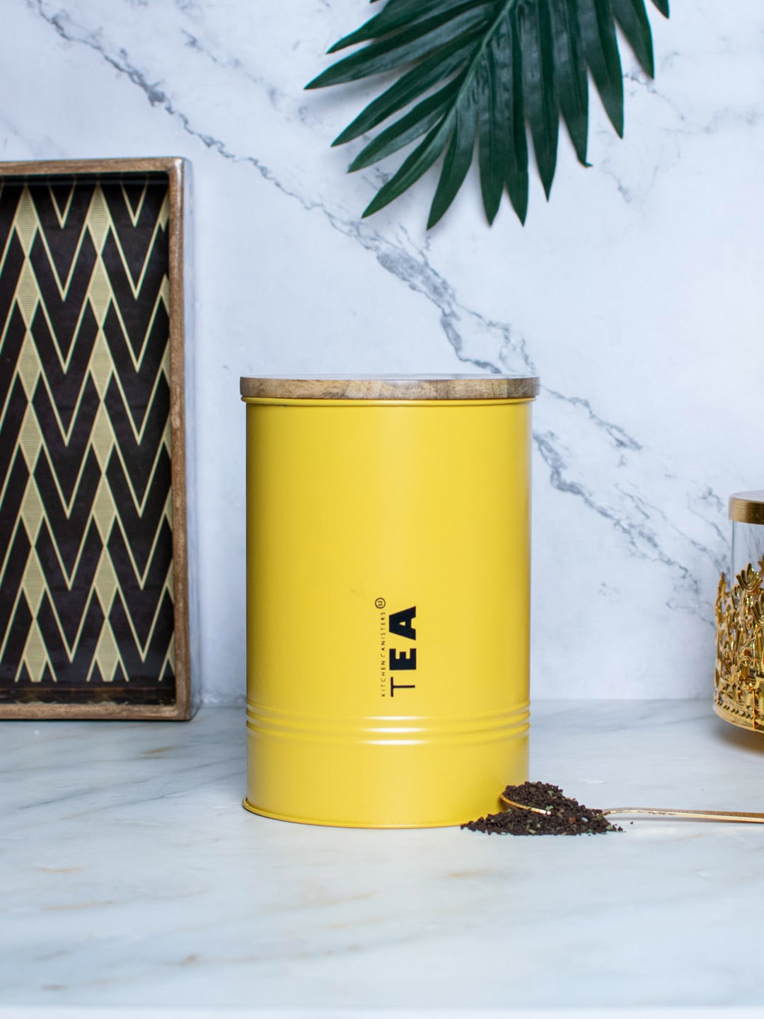 

StatueStudio Yellow Label Printed Metal Food Storage Container With Wooden Lid 900 ml