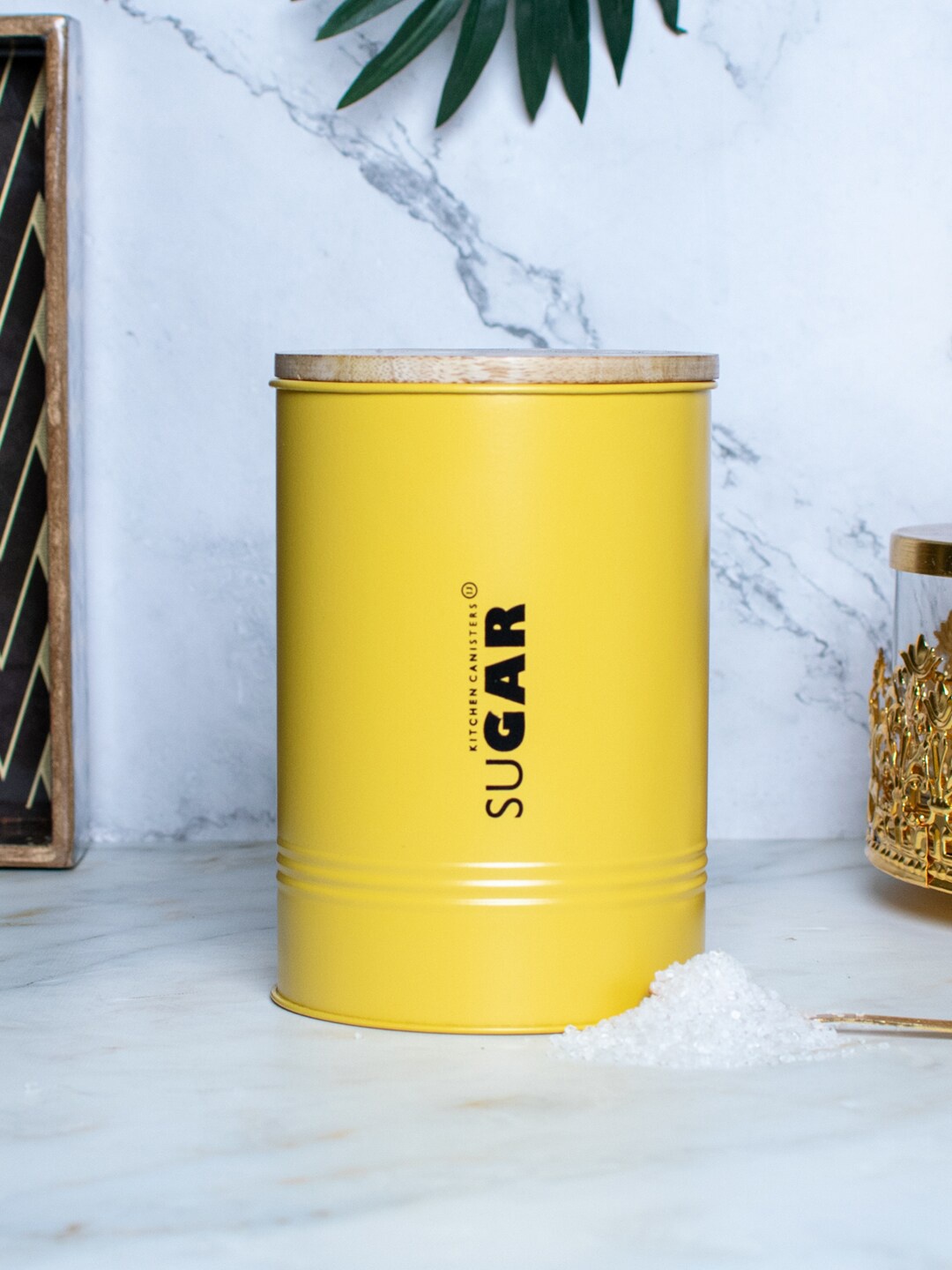 

StatueStudio Yellow Label Printed Food Storage Container With Wooden Lid 900 ml