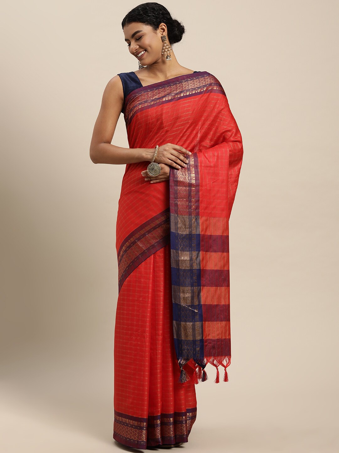 

VAIRAGEE Checked Woven Design Zari Saree, Red