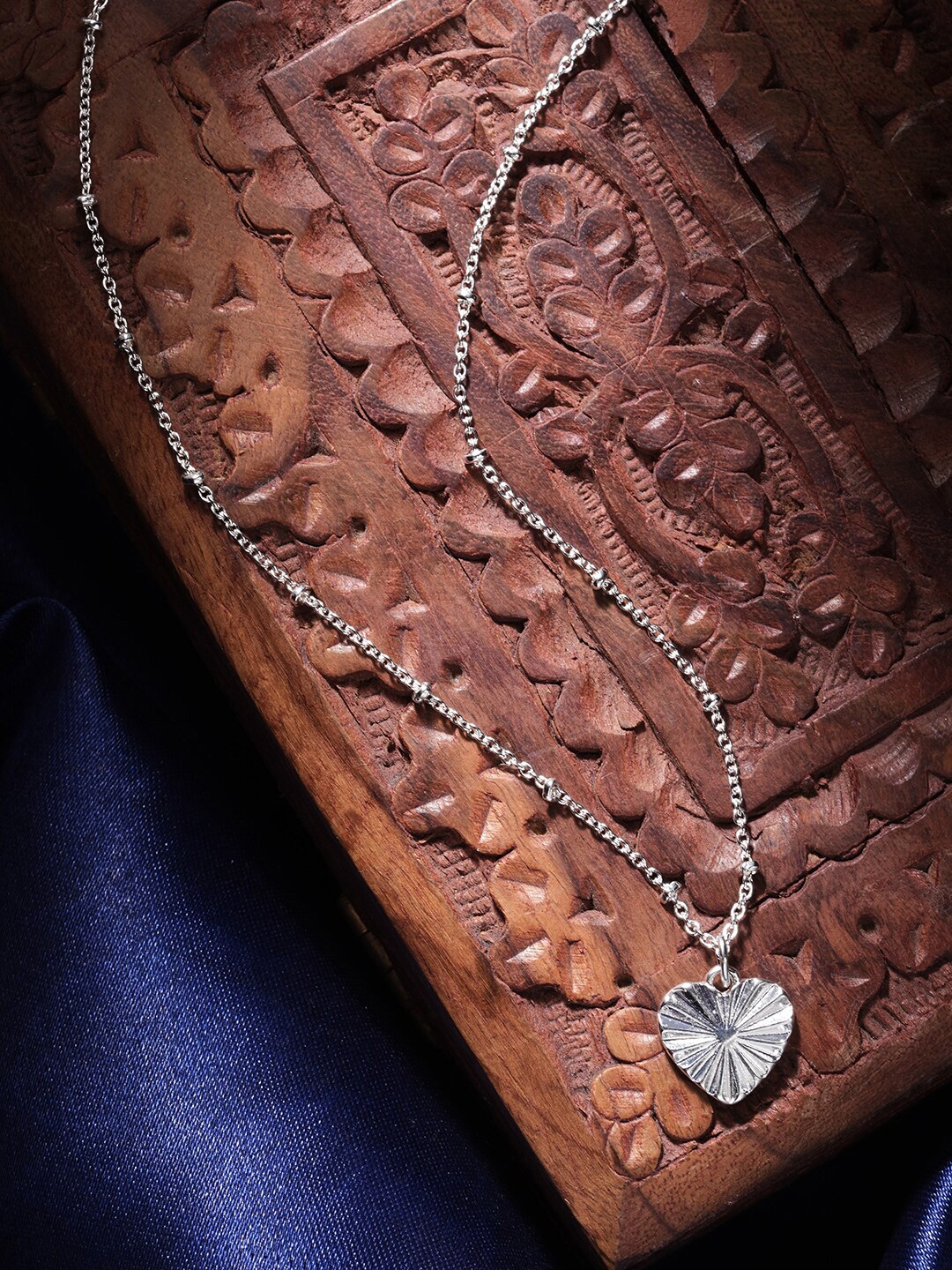 

Accessorize Women Silver-Toned Textured Heart Pendant Necklace