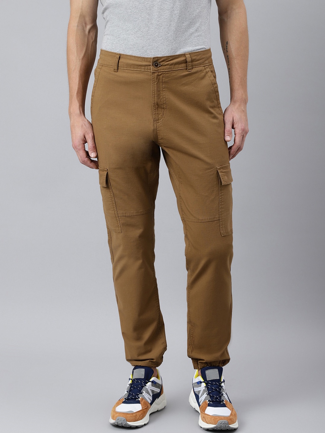

Woodland Men Mid-Rise Cargos Trousers, Camel brown