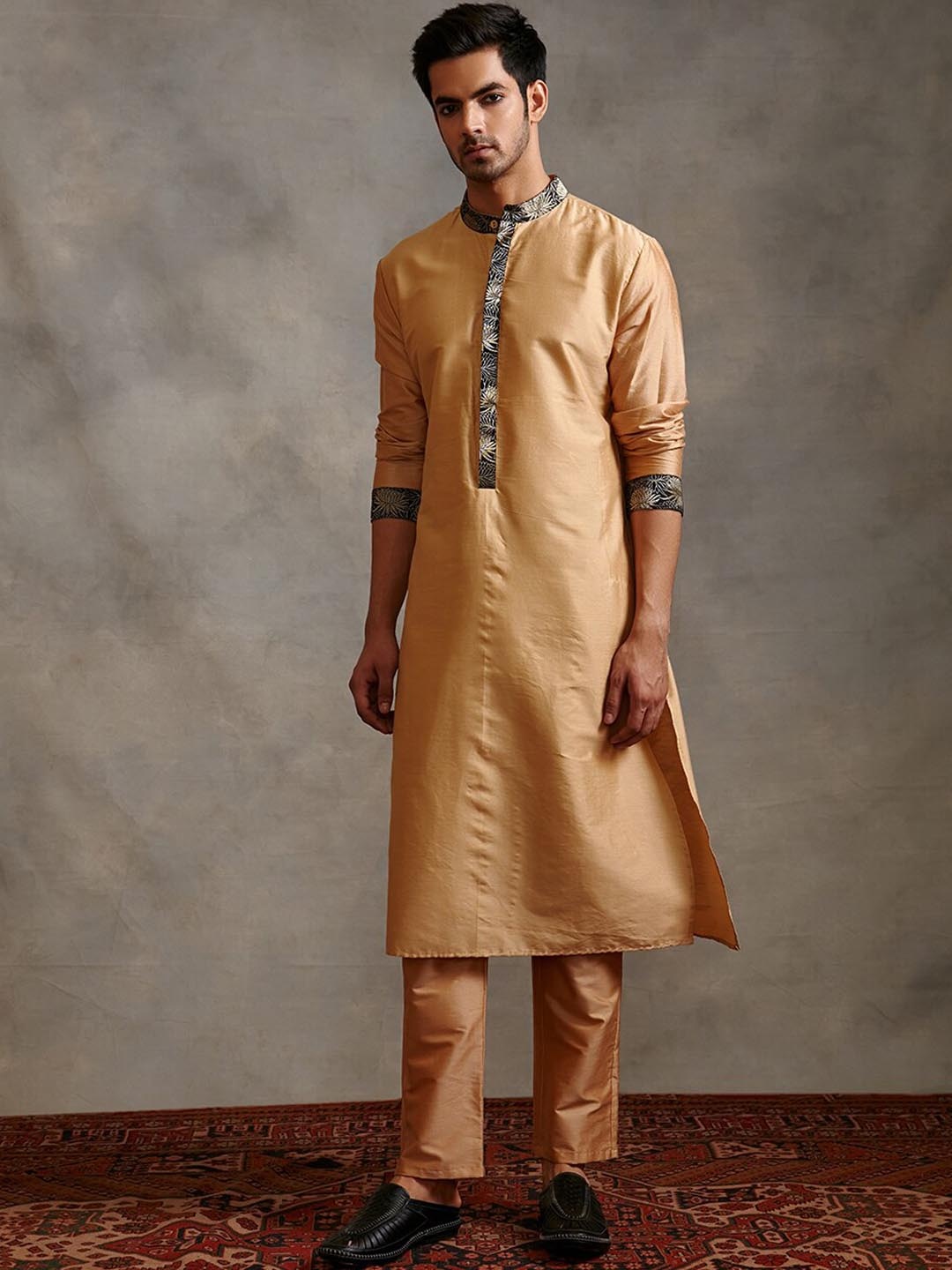 

Abhishti Banarasi Zari Detail Mandarin Collar Kurta, Beige