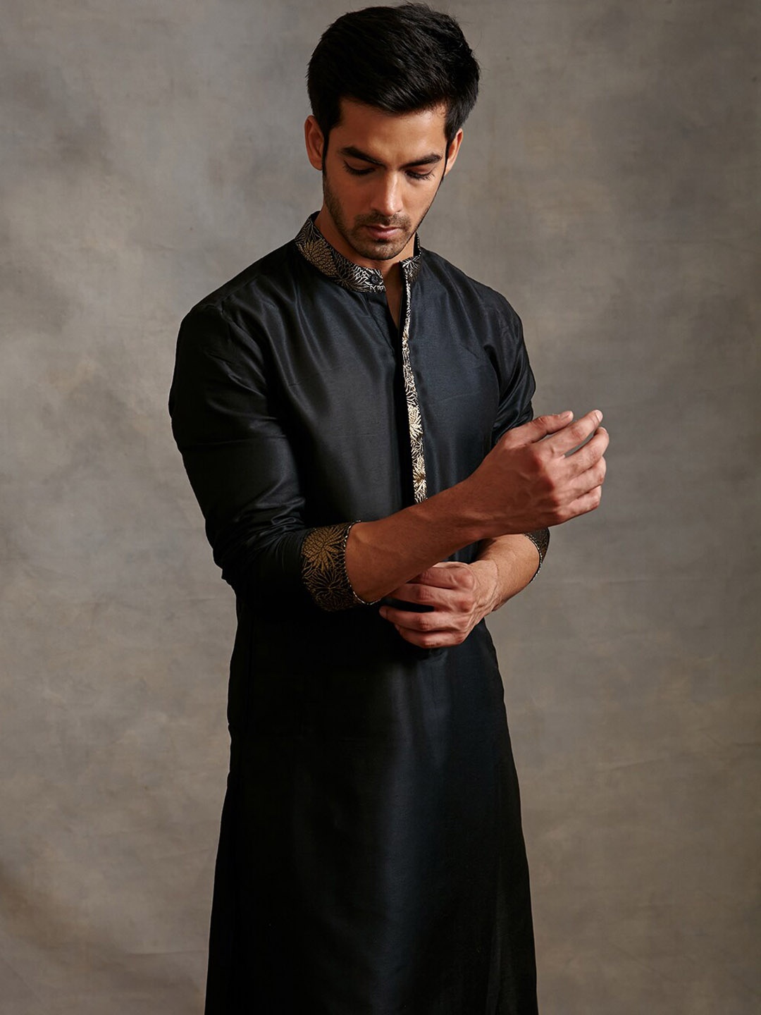 

Abhishti Men Long Sleeves Mandarin Collar Kurta, Black