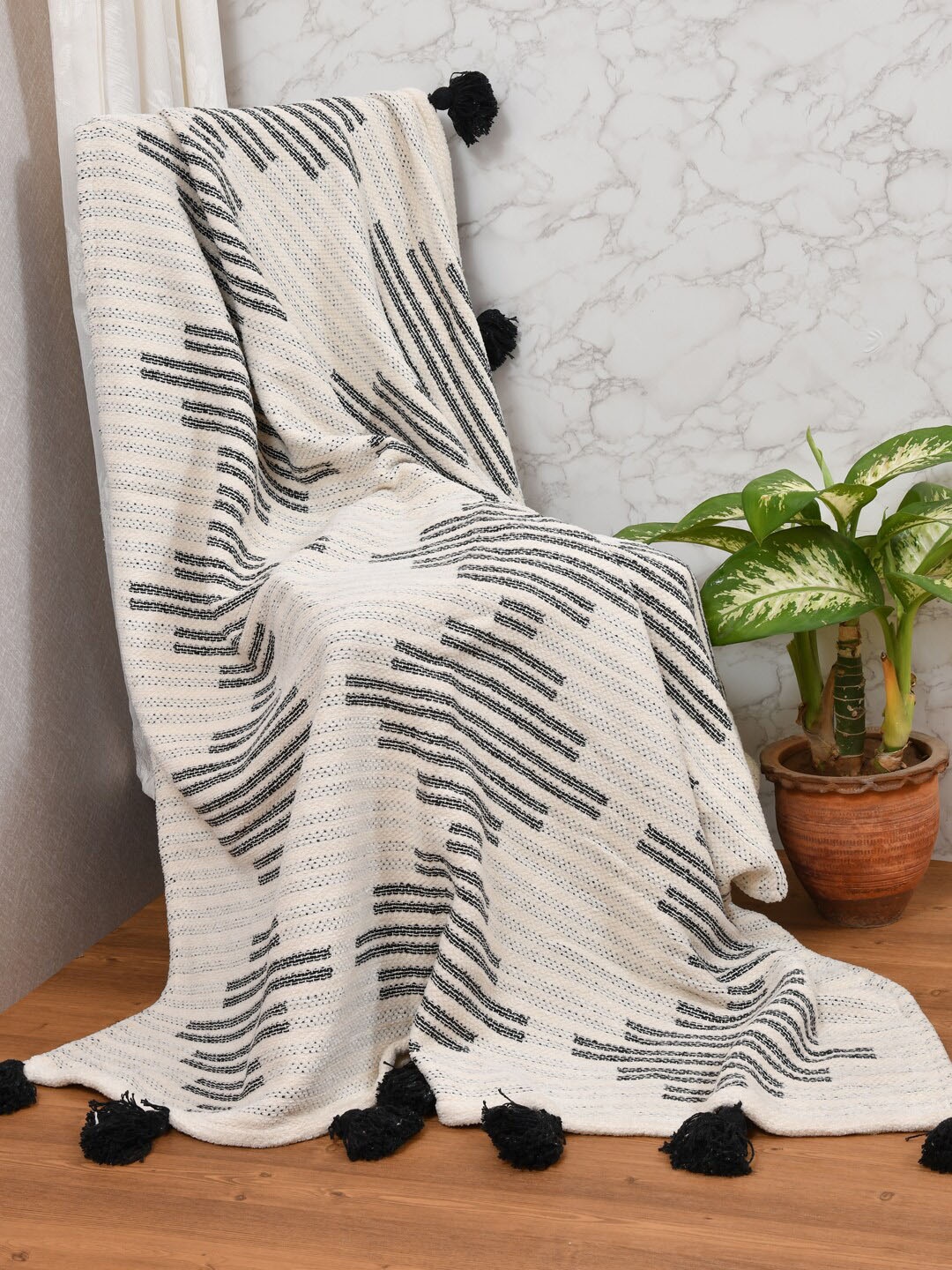 

Gulaab Jaipur Cream & Black Self-Design Cotton Throws