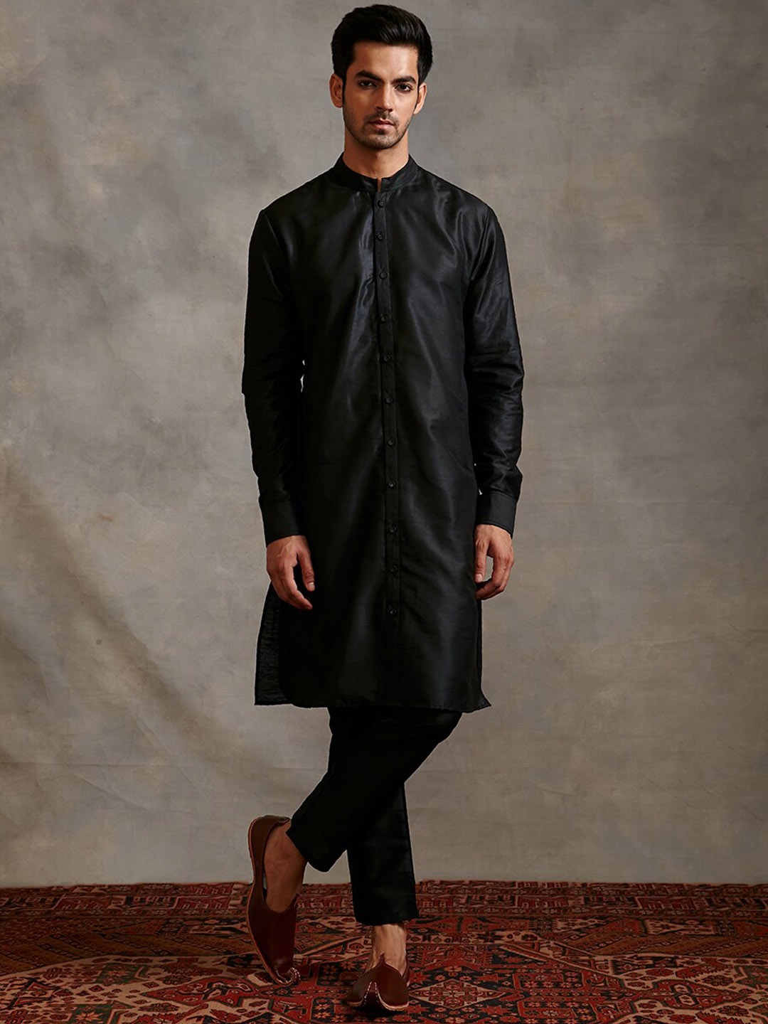 

Abhishti Mandarin Collar Straight Kurta With Trousers, Black