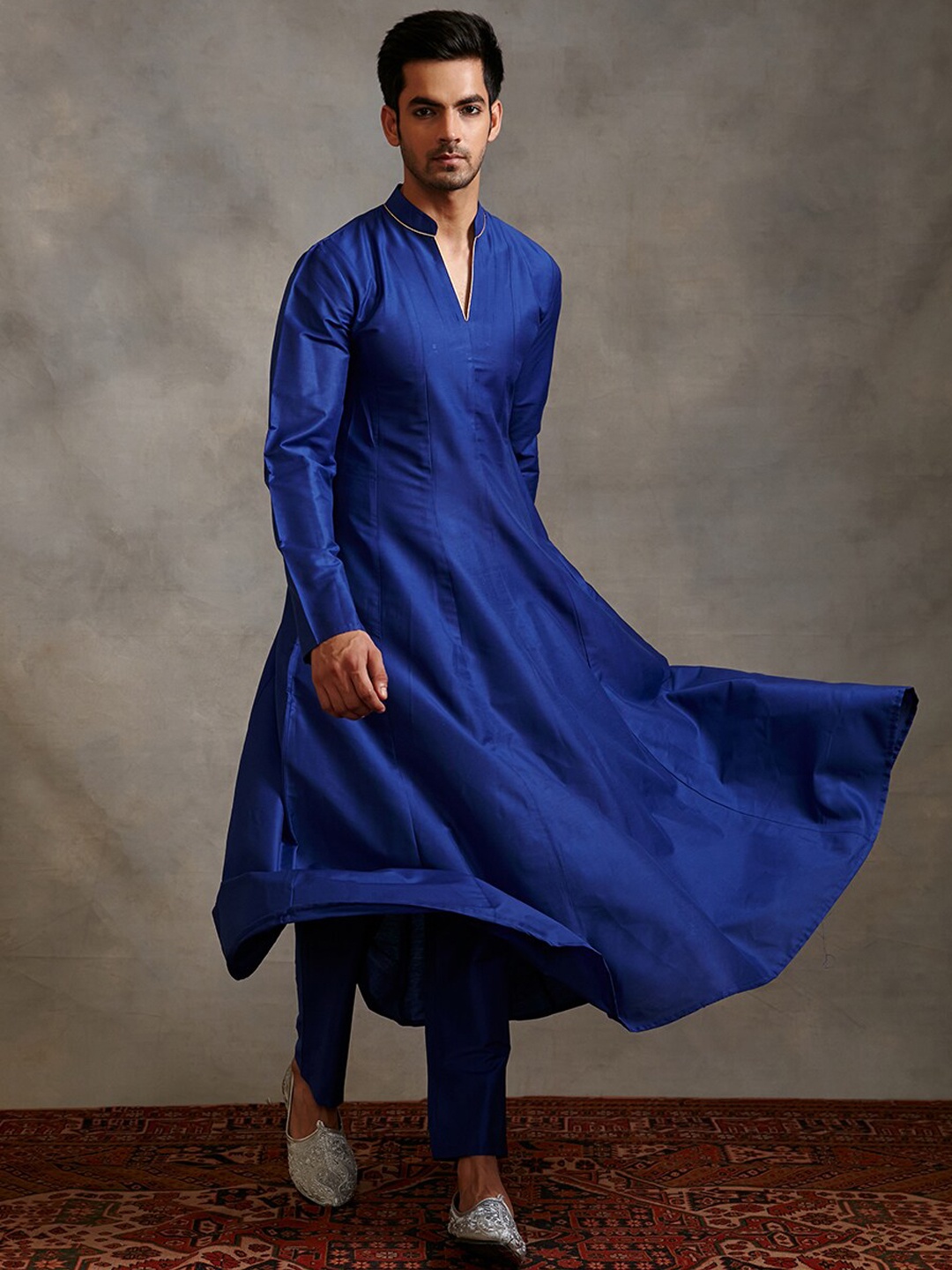 

Abhishti Banarasi Men Anarkali Kurta With Pyjamas, Blue