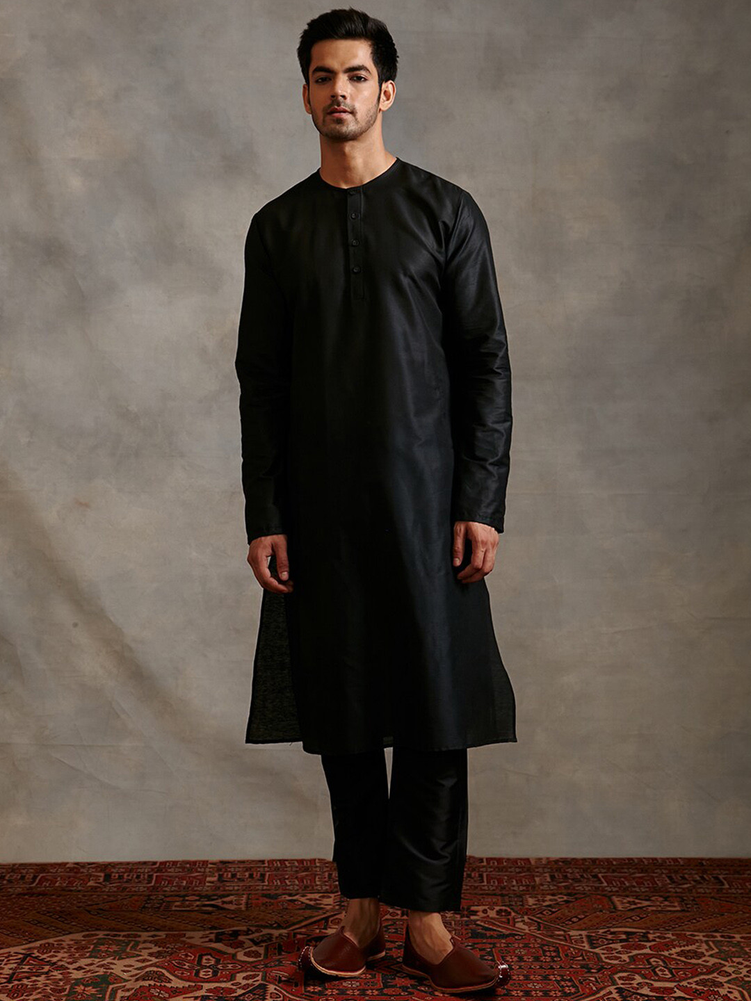 

Abhishti Banarasi Men Round Neck Straight Kurta With Pyjamas, Black