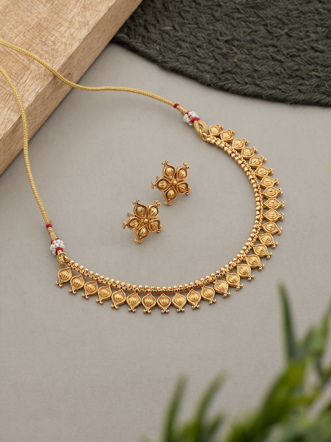 

ATIBELLE Gold-Pleated Floral Shaped Jewellery Set