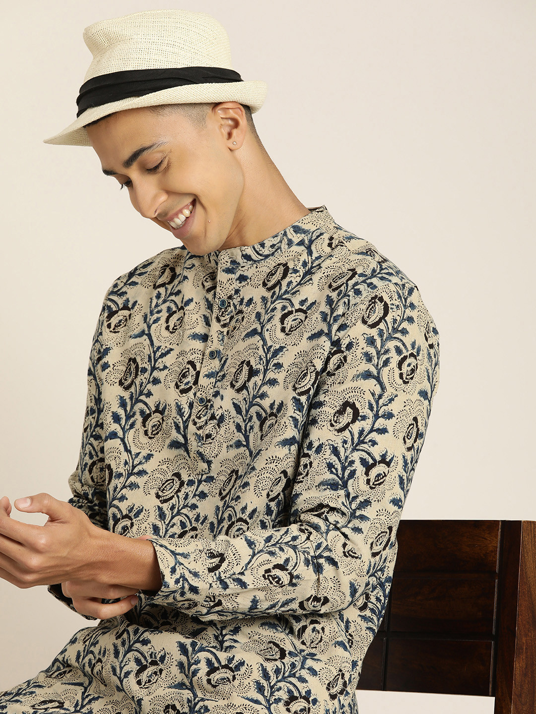 

Taavi Men Kalamkari Ethnic Motifs Printed Kurta with Trousers, Beige
