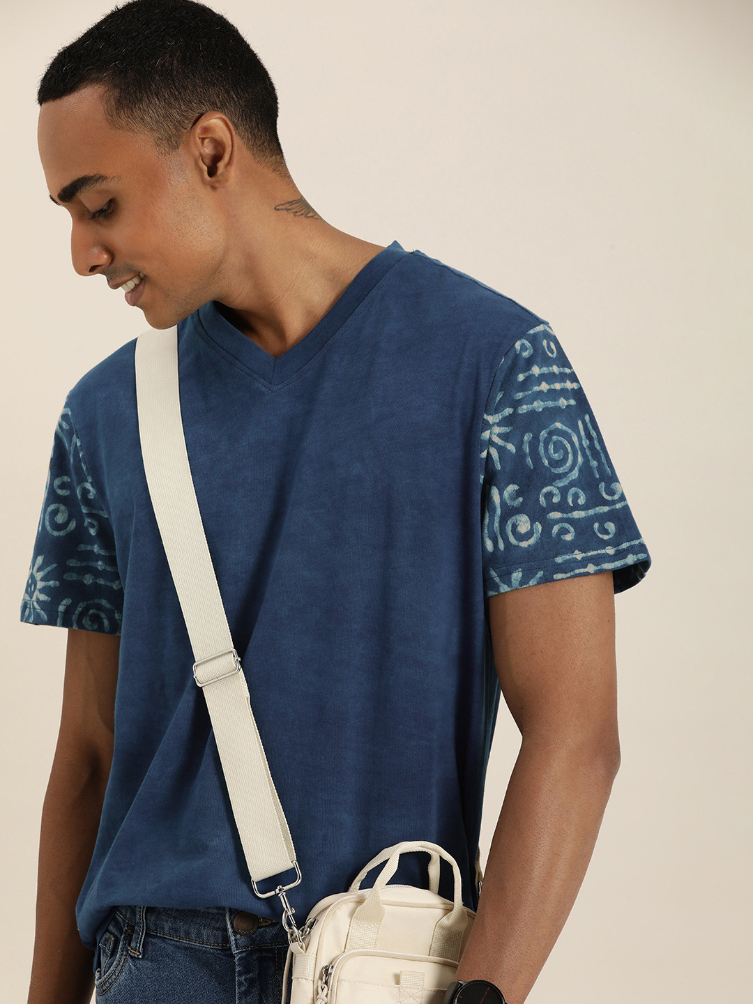 

Taavi V-Neck Indigo Pure Cotton T-shirt with Printed Detail, Navy blue