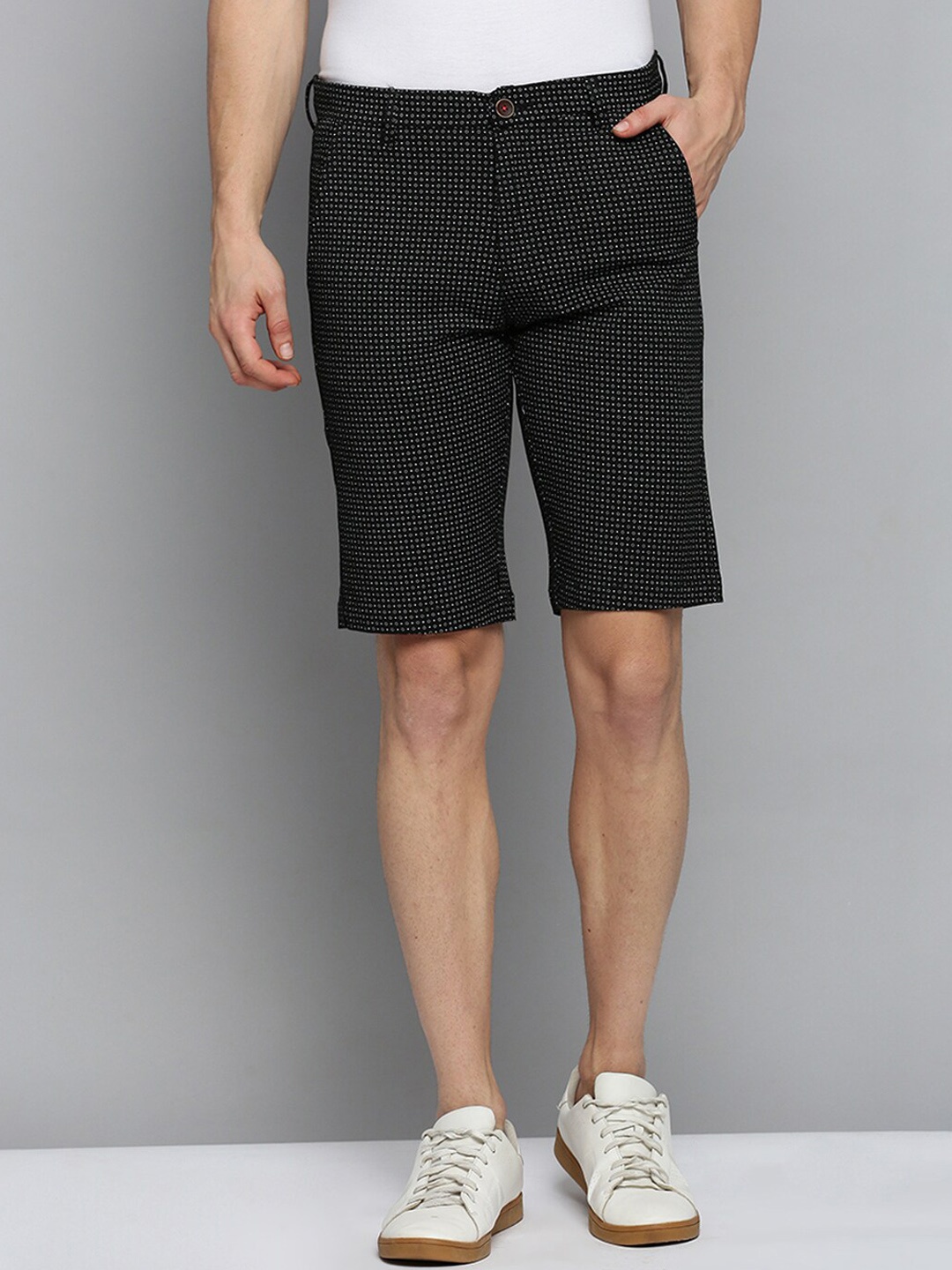 

SHOWOFF Men Geometric Printed Mid Rise Cotton Cambric Chino Shorts, Black