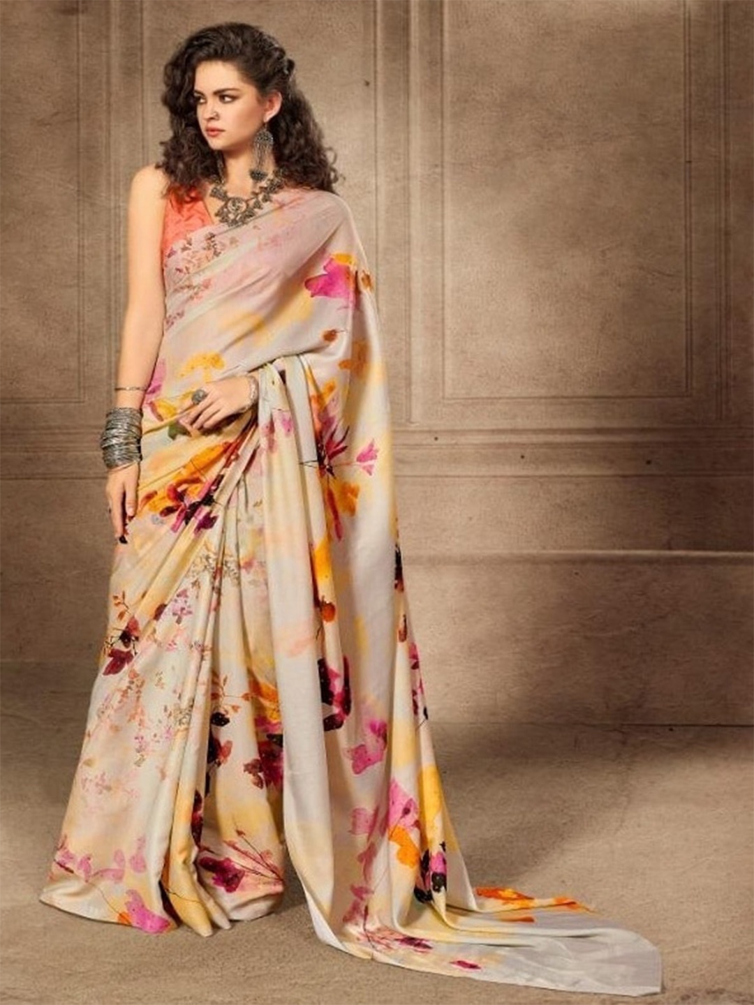 

SAPTRANGI Floral Printed Saree, Off white