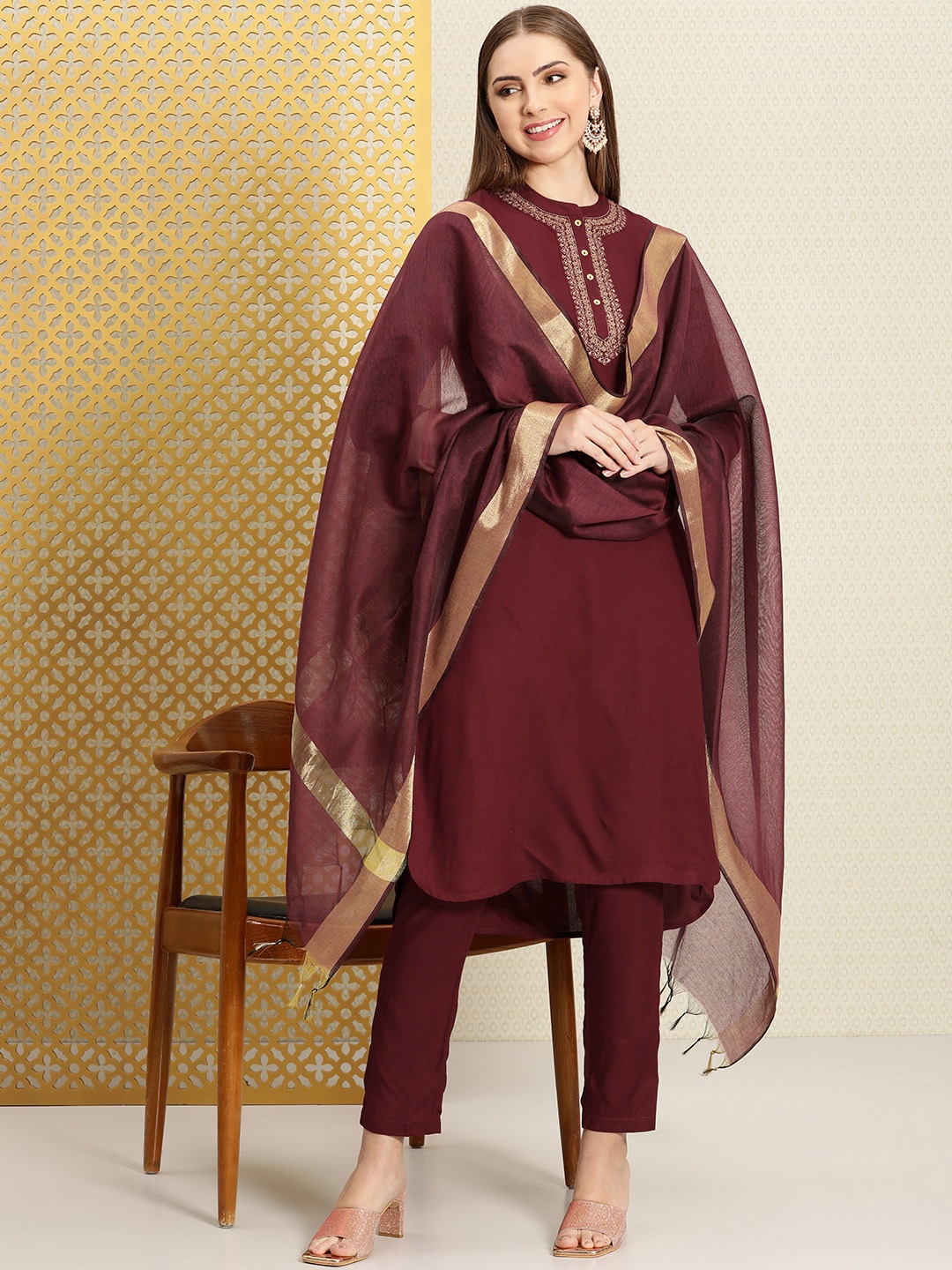 

House of Pataudi Women Yoke Design Regular Jashn Kurta with Trousers & With Dupatta, Maroon