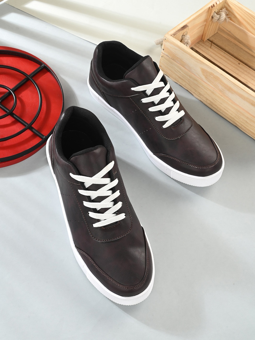 

Roadster The Lifestyle Co. Men Lightweight Lace-Ups Sneakers, Maroon