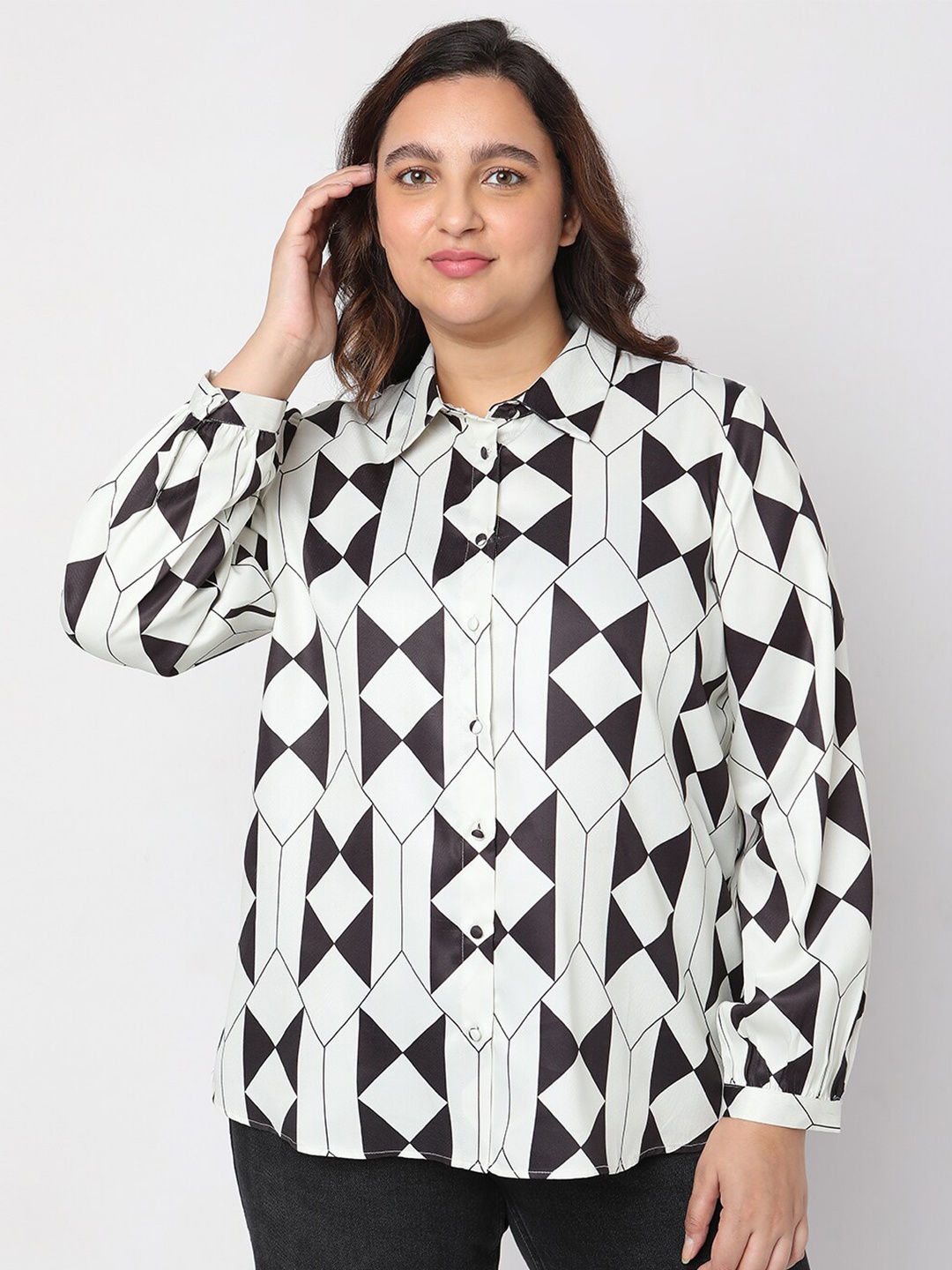 

VERO MODA CURVE Plus Size Women Geometric Printed Casual Shirt, Black