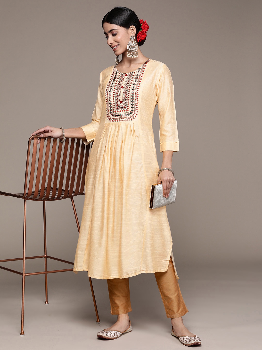 

Ishin Yoke Design Thread Work Kurta, Beige