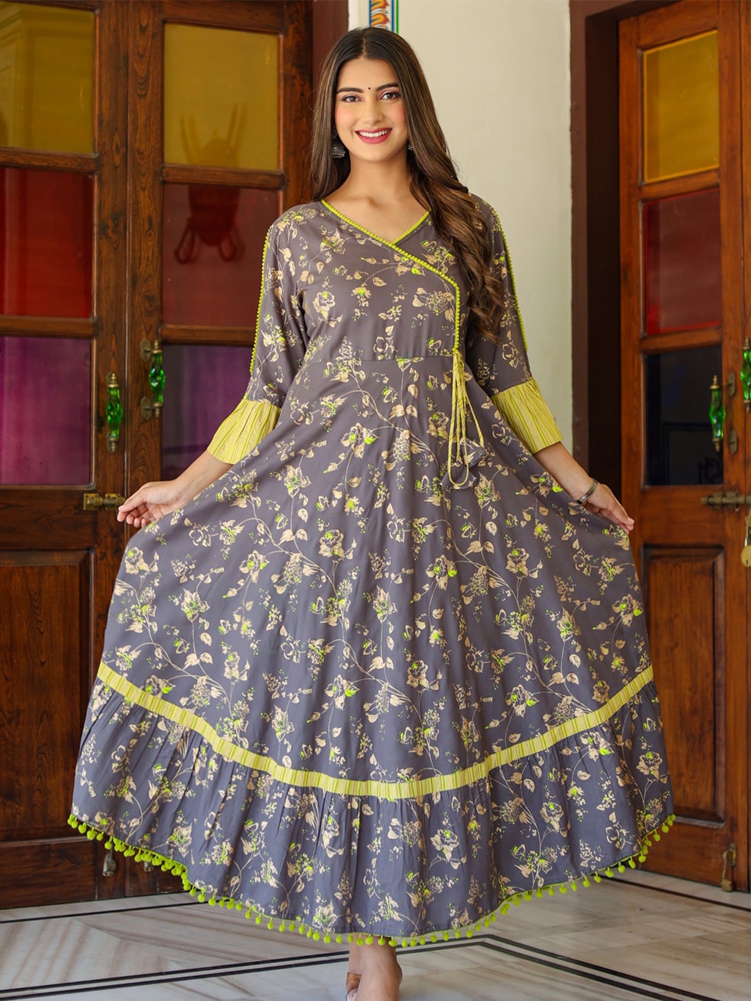 

YASH GALLERY Floral Printed V Neck Bell Sleeves Anarkali Kurta, Grey