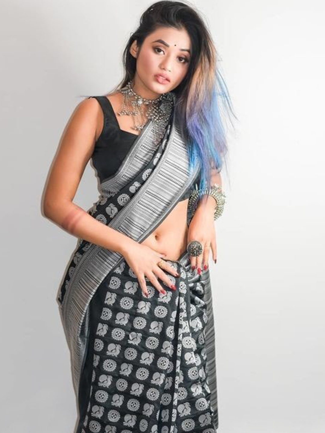 

ORUS Woven Design Zari Silk Blend Kanjeevaram Saree, Black
