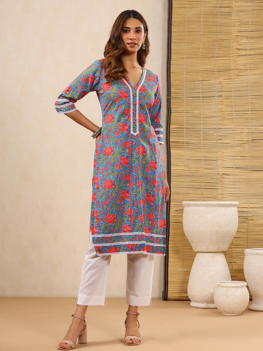 

Baisacrafts Women Blue Floral Printed Kurta