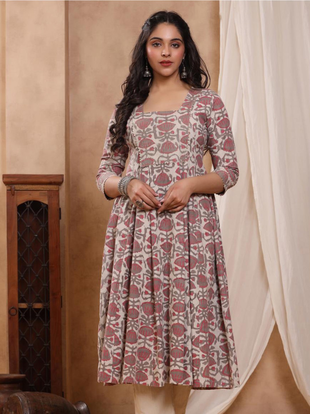 

Baisacrafts Women Grey Floral Printed Anarkali Kurta