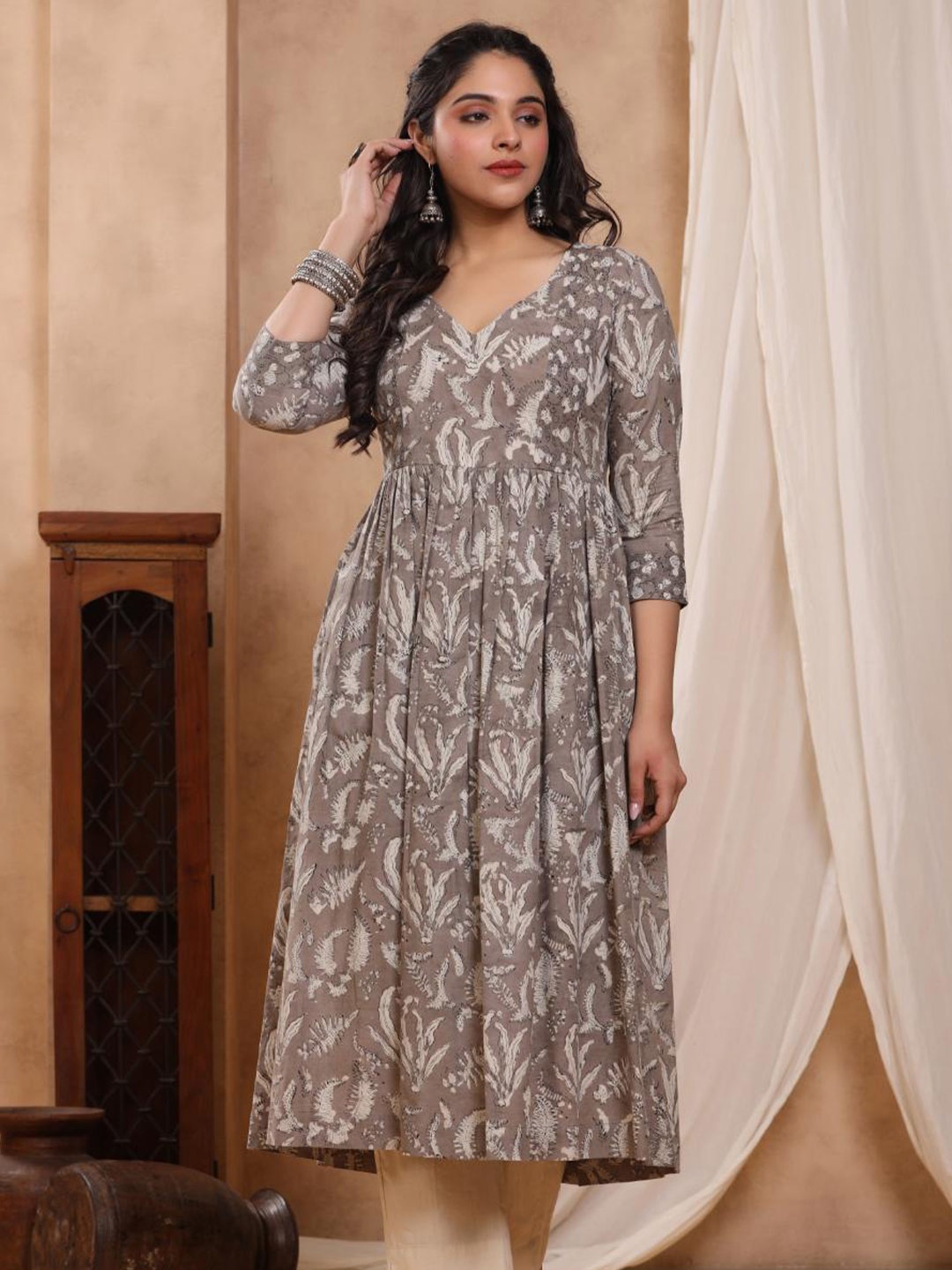 

Baisacrafts Women Grey Floral Printed Anarkali Kurta