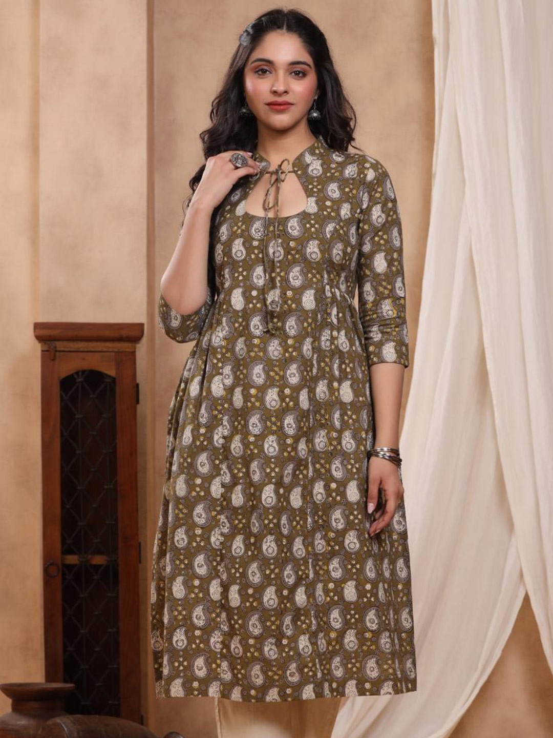 

Baisacrafts Tie-Up Neck Paisley Printed Block Print Pure Cotton Kurta, Olive