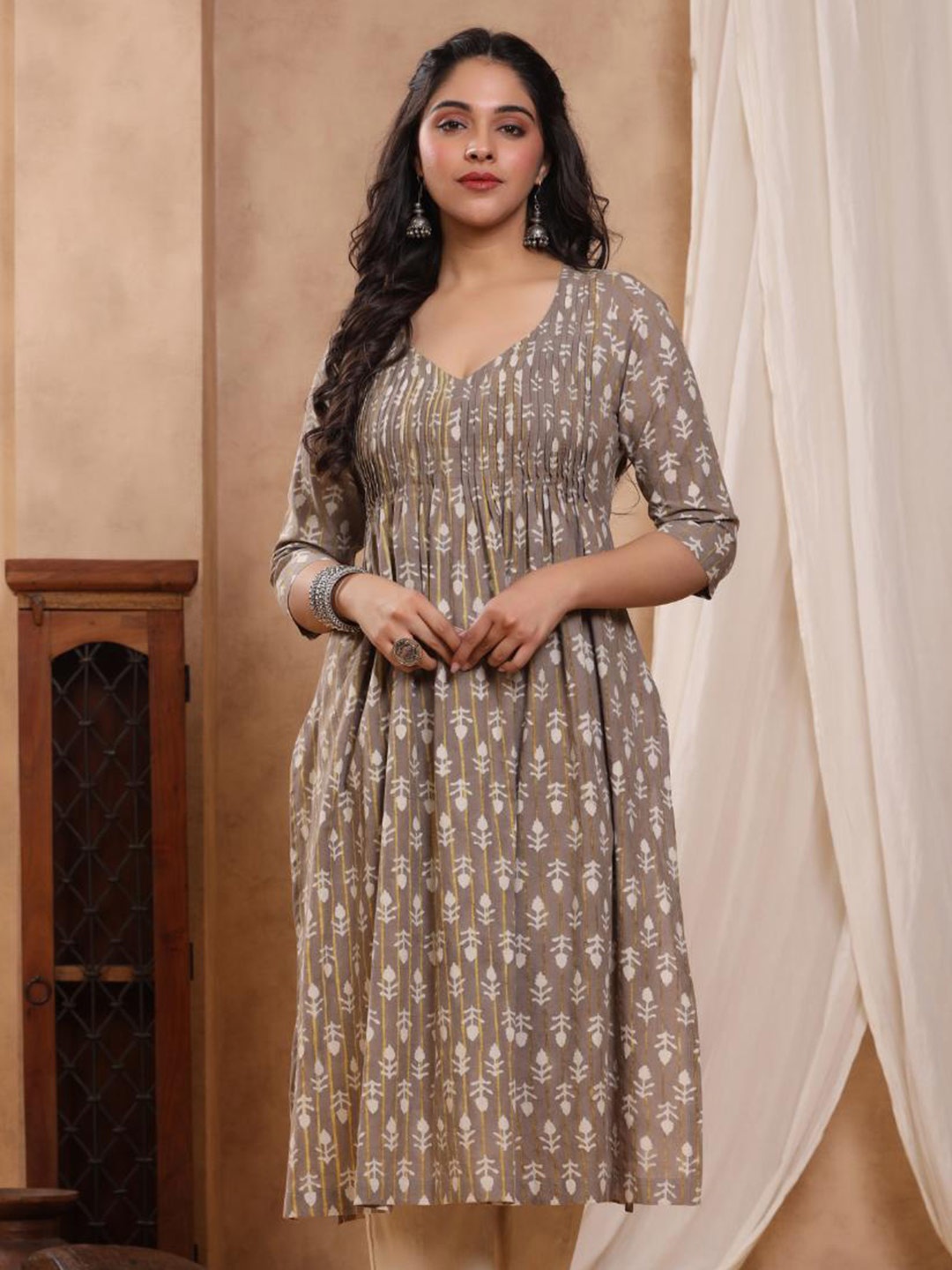 

Baisacrafts Women Grey Ethnic Motifs Printed Floral Kurta