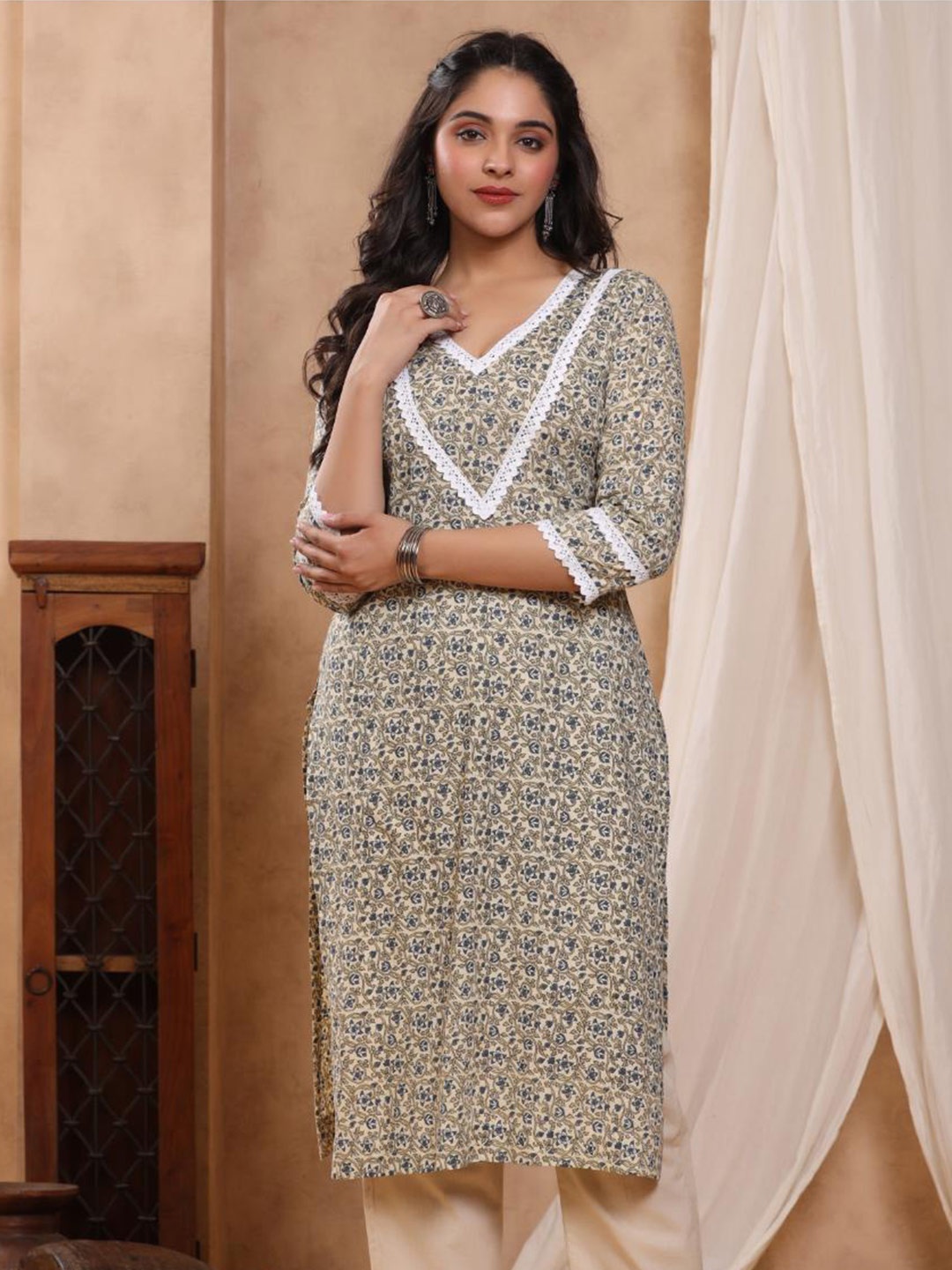 

Baisacrafts Women Beige Floral Printed Floral Kurta