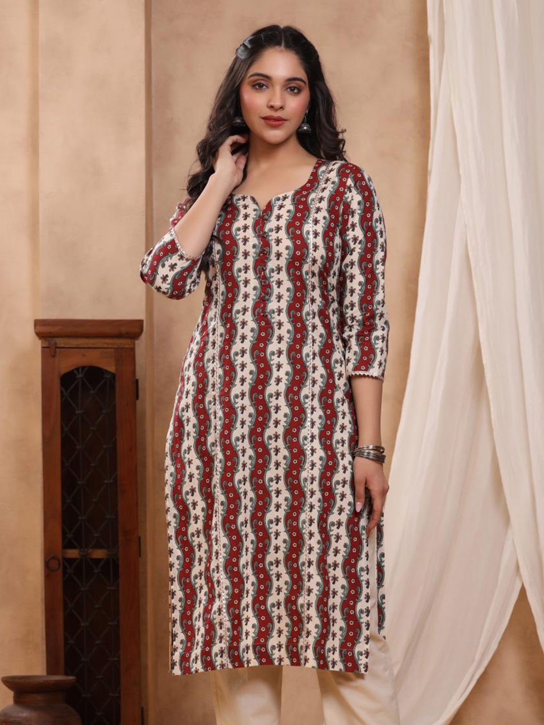 

Baisacrafts Women Maroon Floral Printed Kurta